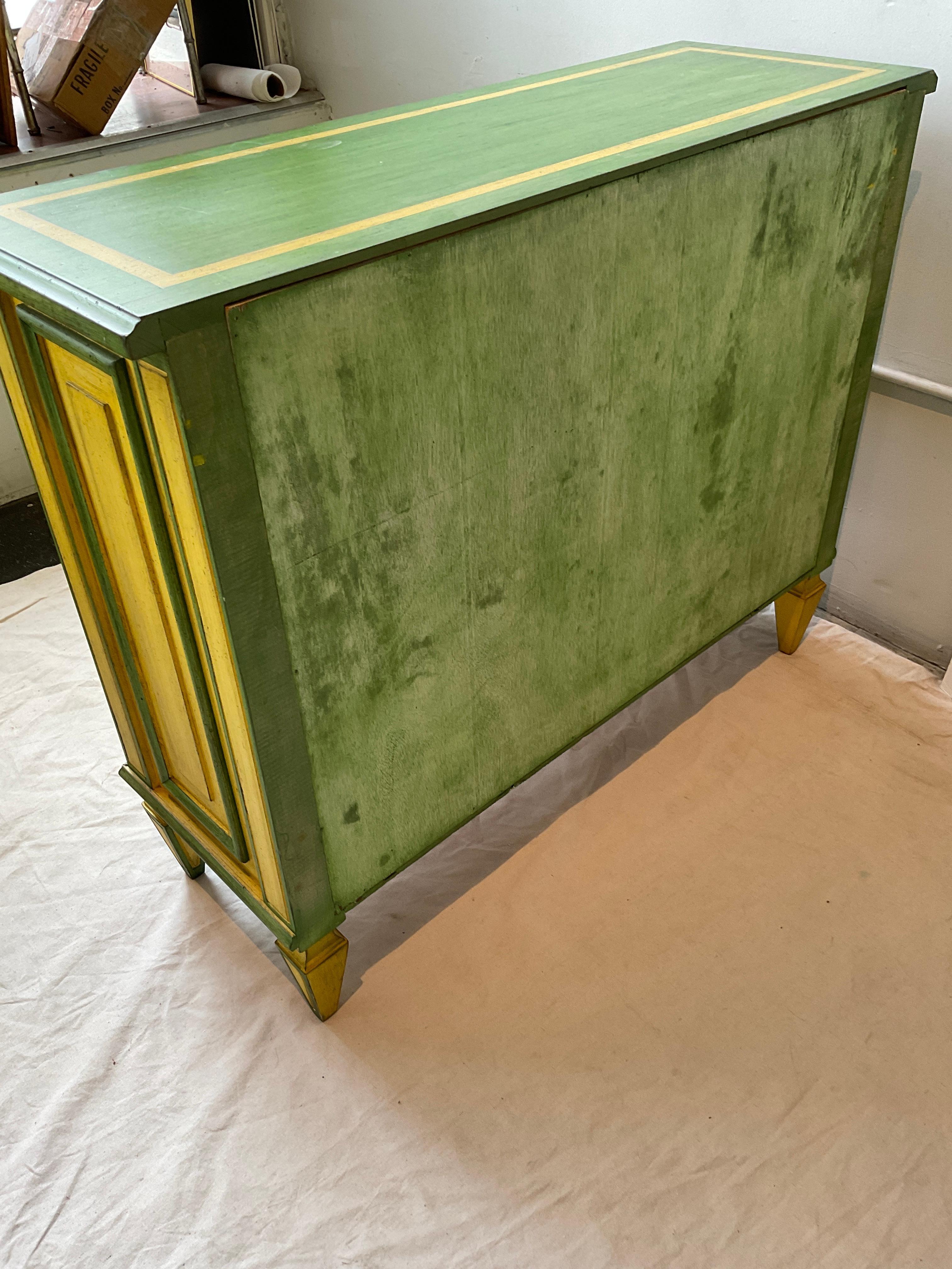 Paire d'armoires/consoles de style Regency des années 1970, jaunes et vertes, fabriquées sur mesure en vente 2