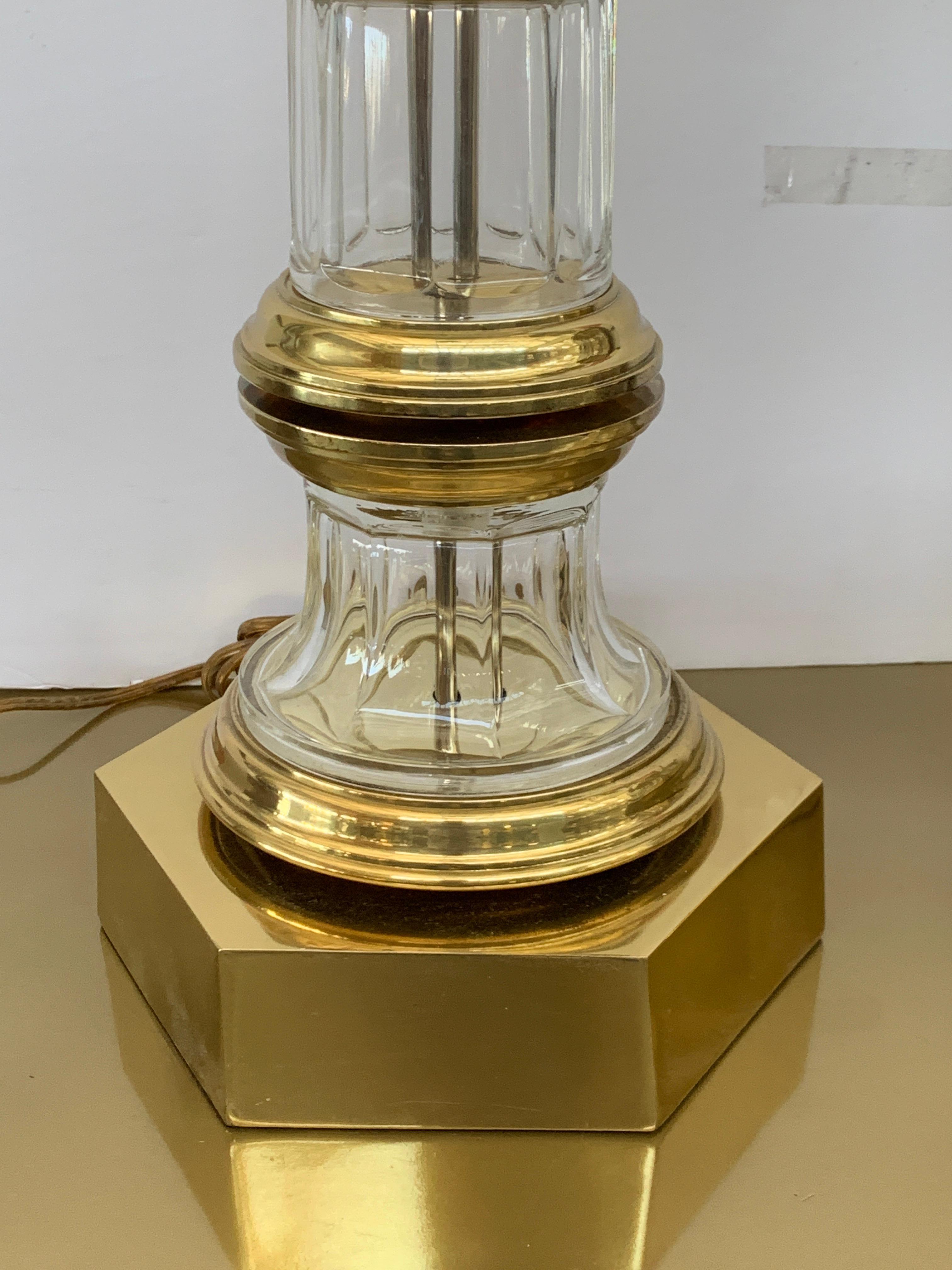 Paar Chapman-Lampen aus Messing und Glas von 1972 (amerikanisch) im Angebot