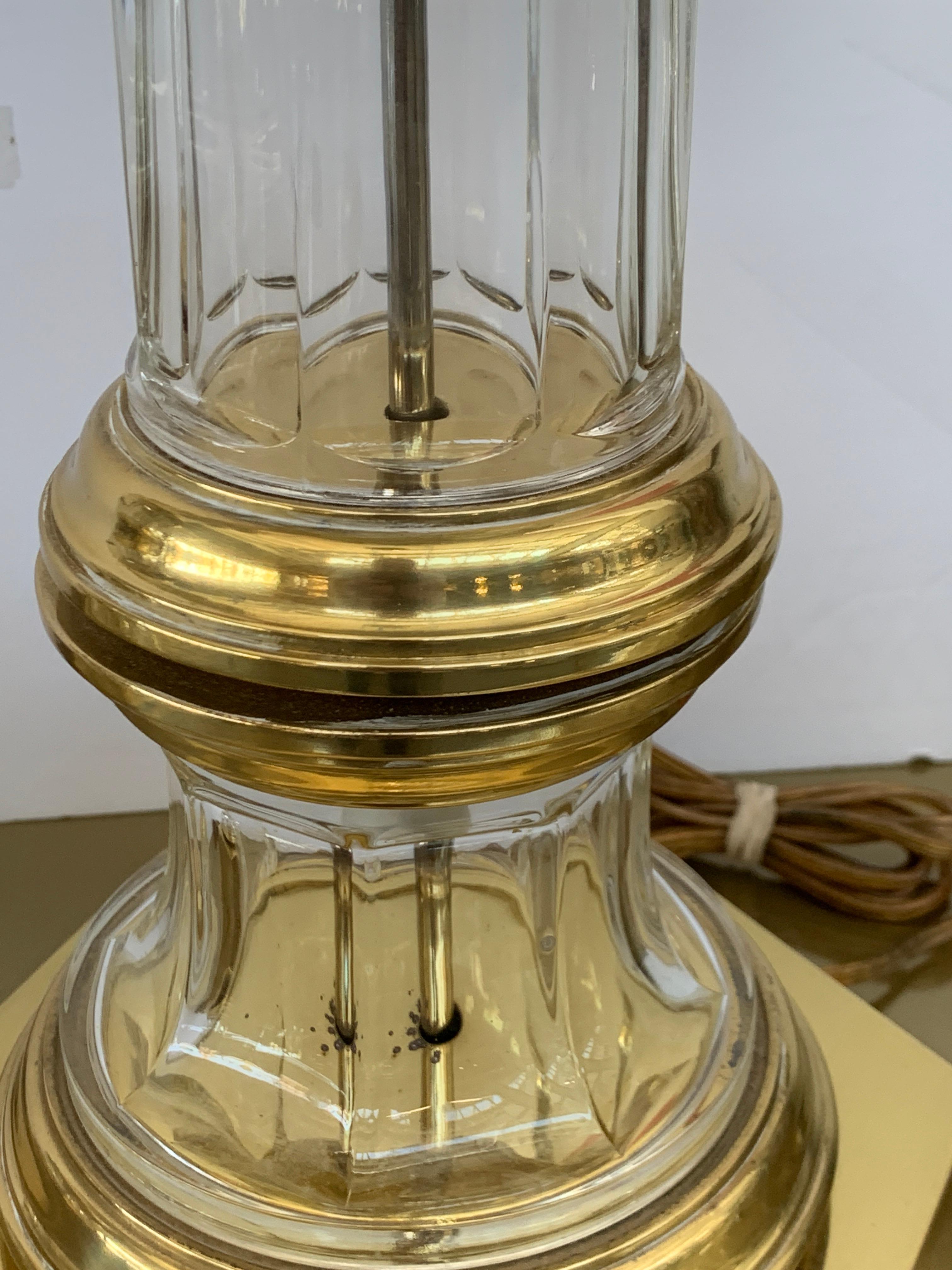 Paar Chapman-Lampen aus Messing und Glas von 1972 (Maschinell gefertigt) im Angebot