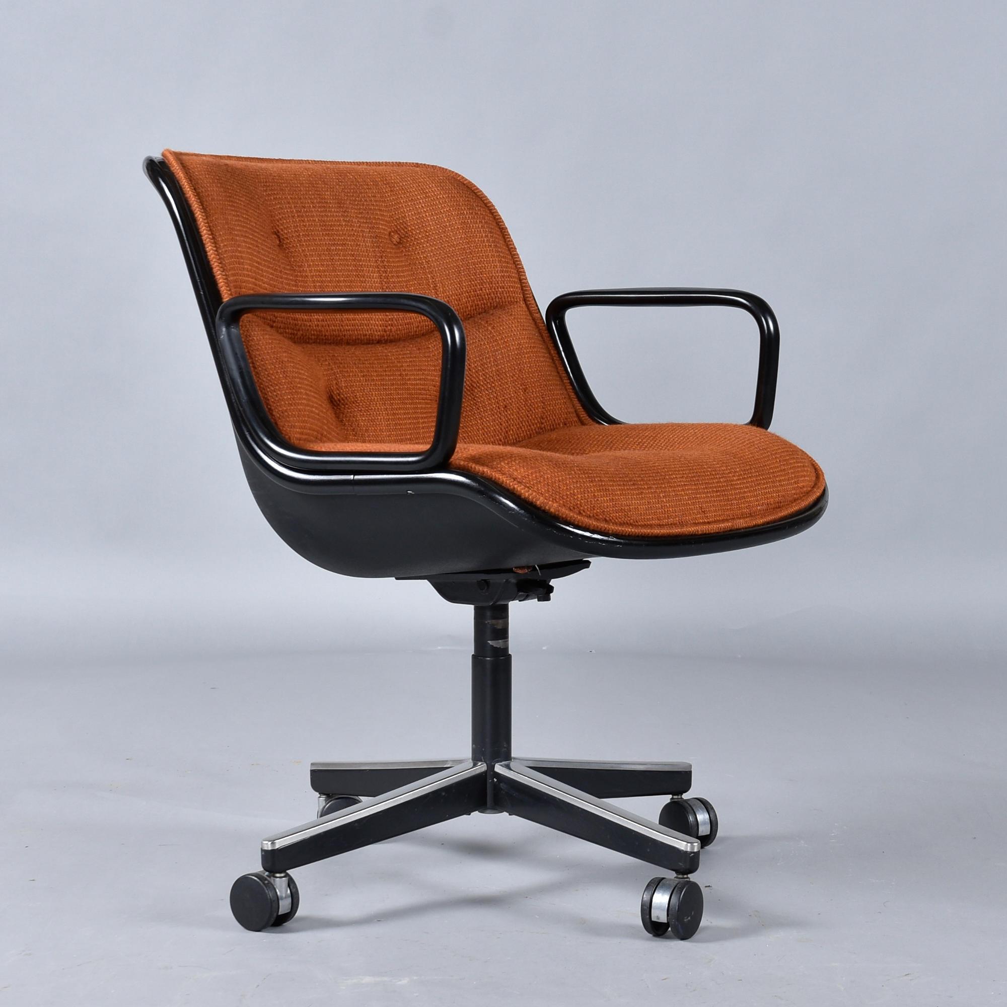 Pareja de sillones de dirección 1979 Charles Pollock para Knoll Naranja Quemado en venta 5