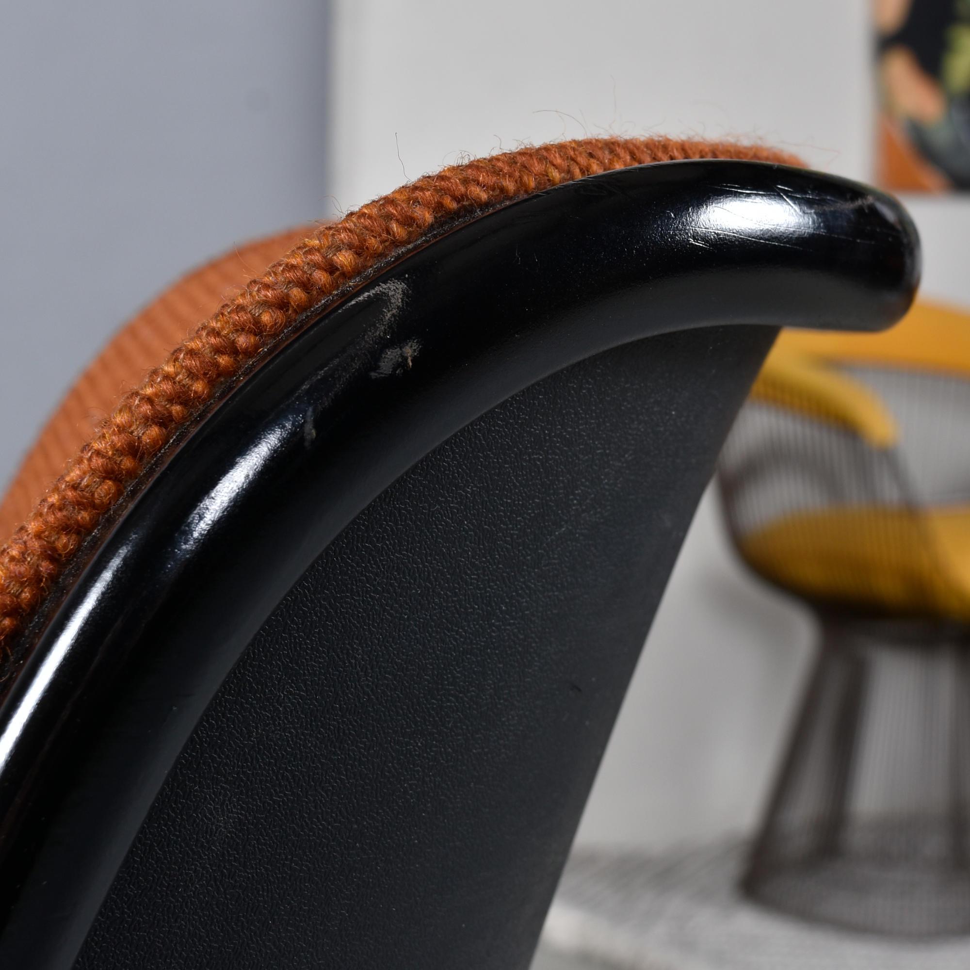 Pareja de sillones de dirección 1979 Charles Pollock para Knoll Naranja Quemado en venta 8