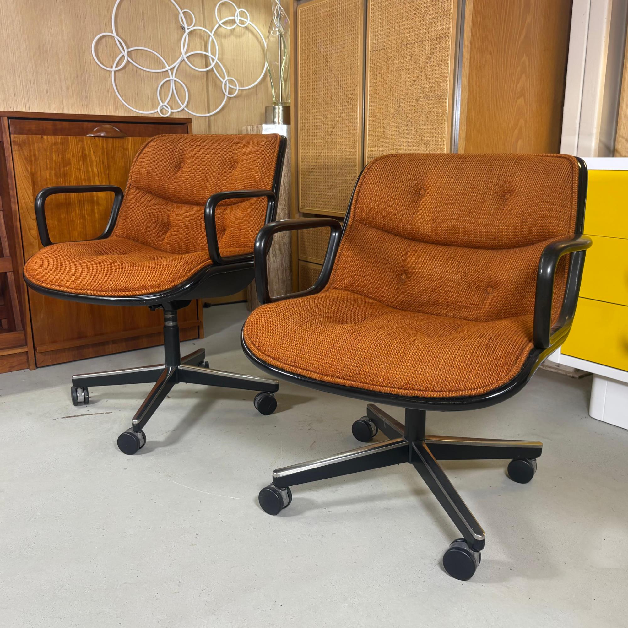 Pareja de sillones de dirección vintage de 1979 diseñados por Charles Pollock para Knoll. Las sillas vienen en su tapicería original de color naranja quemado, ¡un color moderno de mediados de siglo perfecto! Es un verdadero milagro encontrar estas