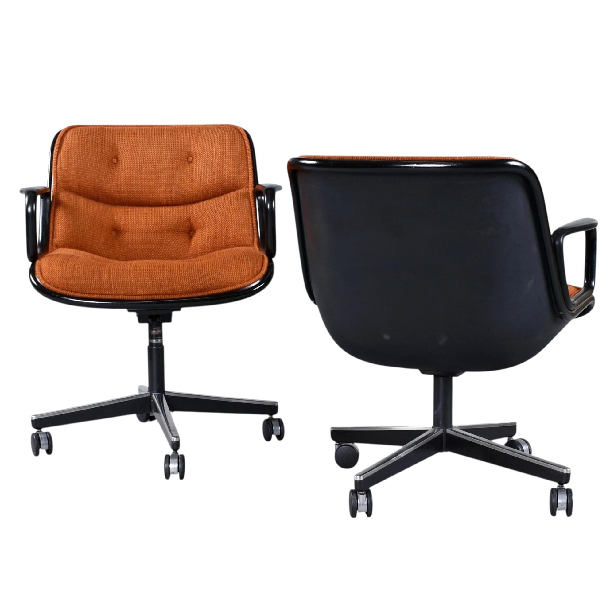 Pareja de sillones de dirección 1979 Charles Pollock para Knoll Naranja Quemado Moderno de mediados de siglo en venta