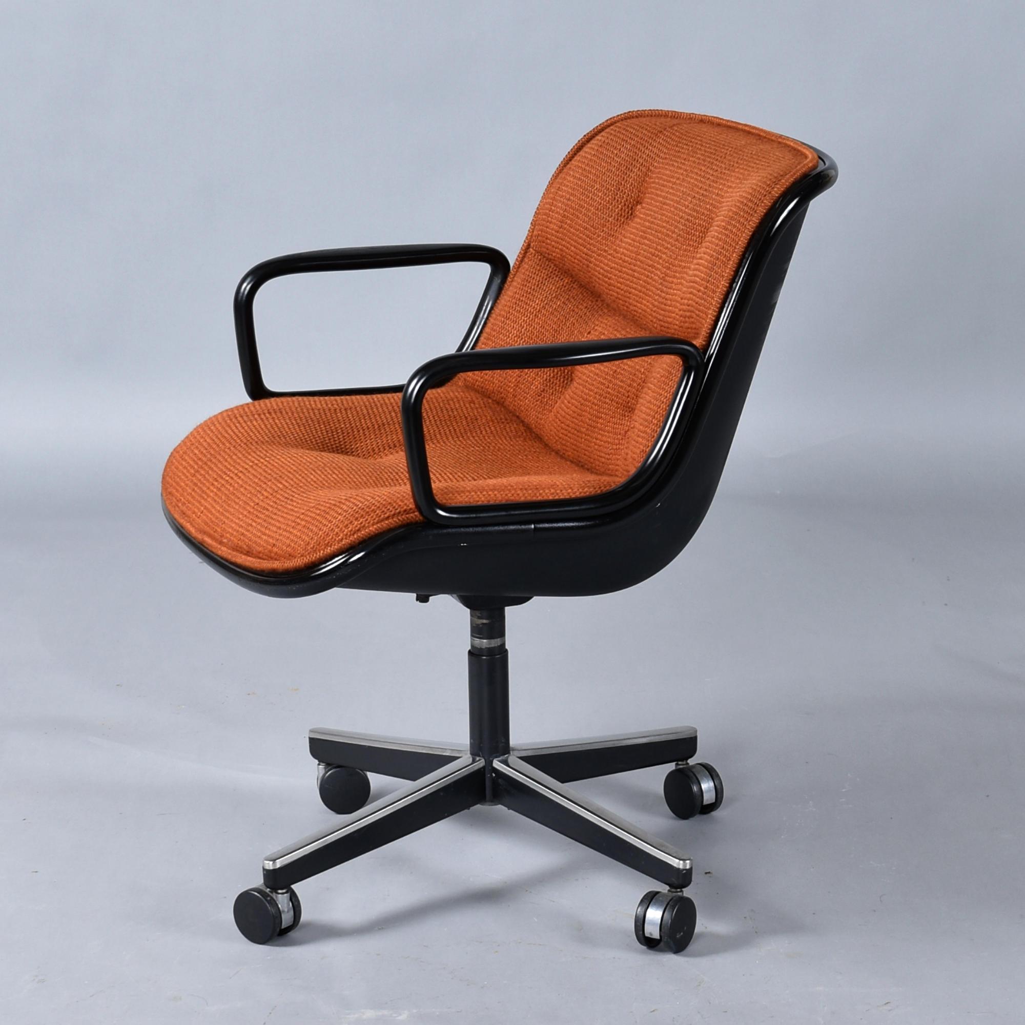 Pareja de sillones de dirección 1979 Charles Pollock para Knoll Naranja Quemado finales del siglo XX en venta