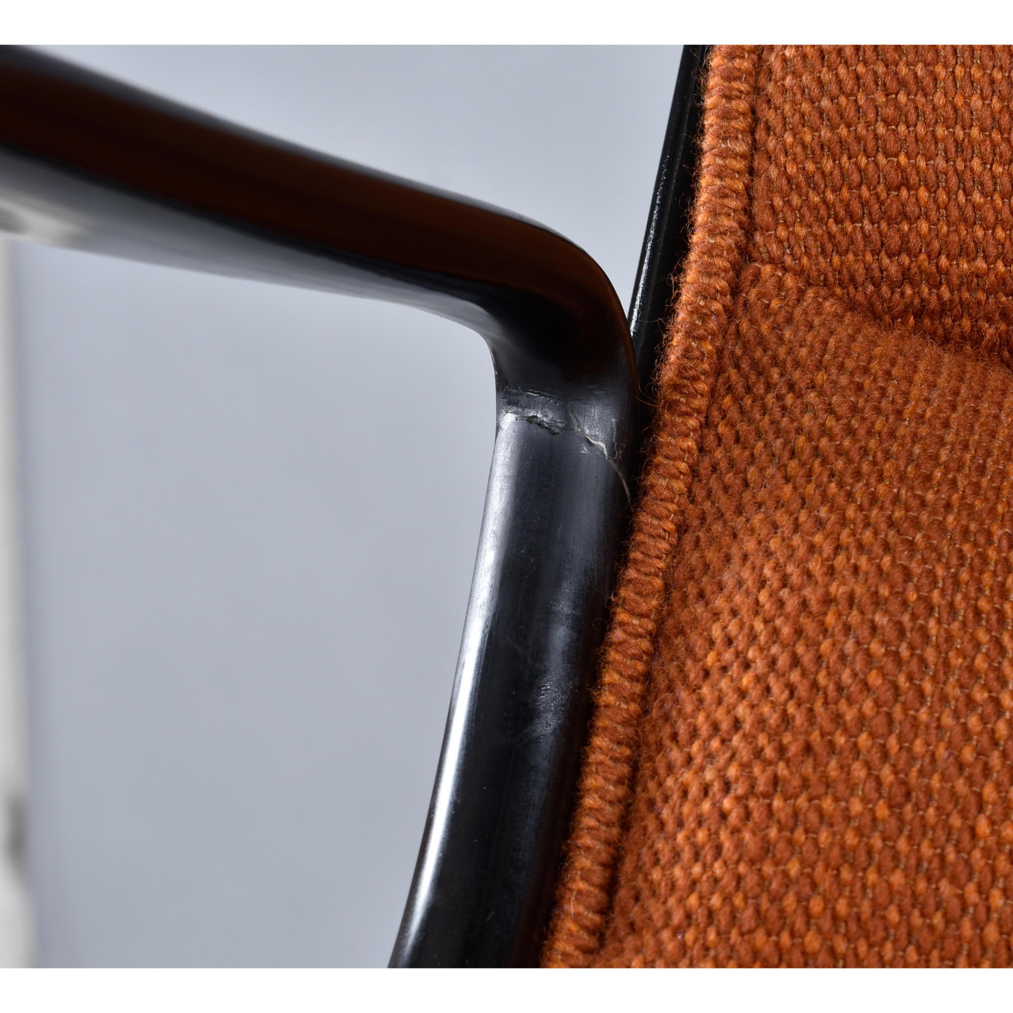 Pareja de sillones de dirección 1979 Charles Pollock para Knoll Naranja Quemado Acero inoxidable en venta