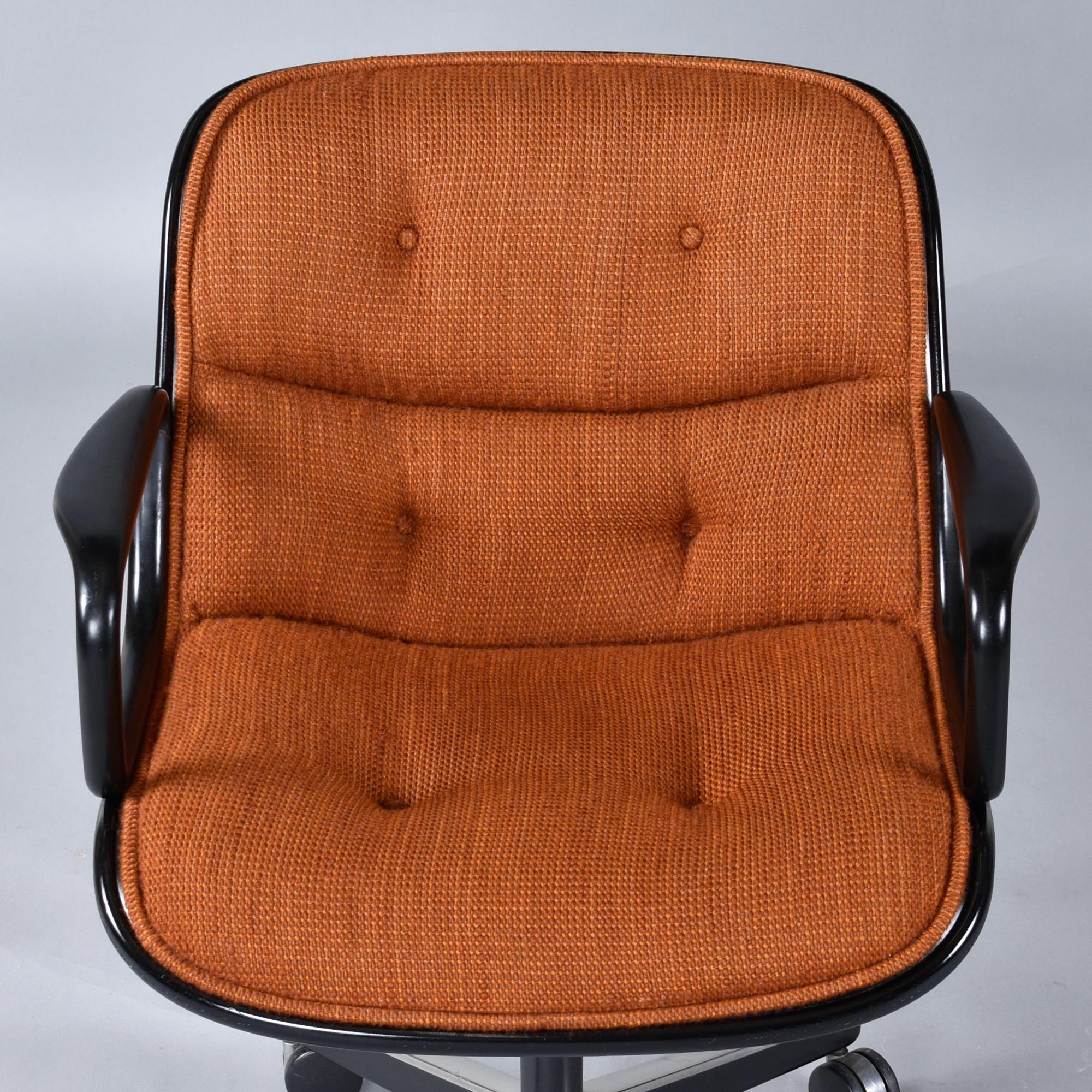 Pareja de sillones de dirección 1979 Charles Pollock para Knoll Naranja Quemado en venta 1
