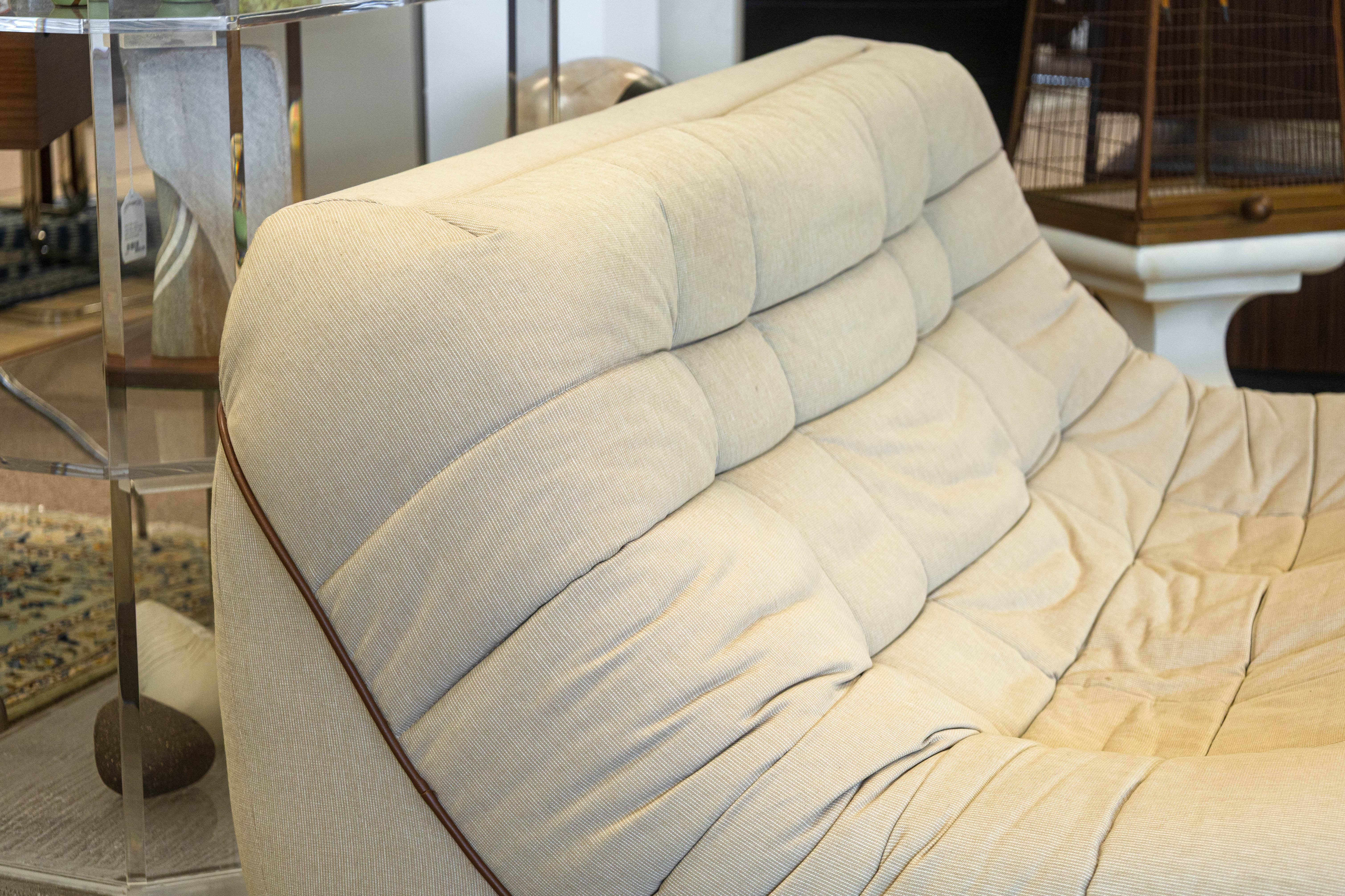 Français Paire de canapés-lits en tissu beige Pantoufle de 1979 de Roche Bobois en vente