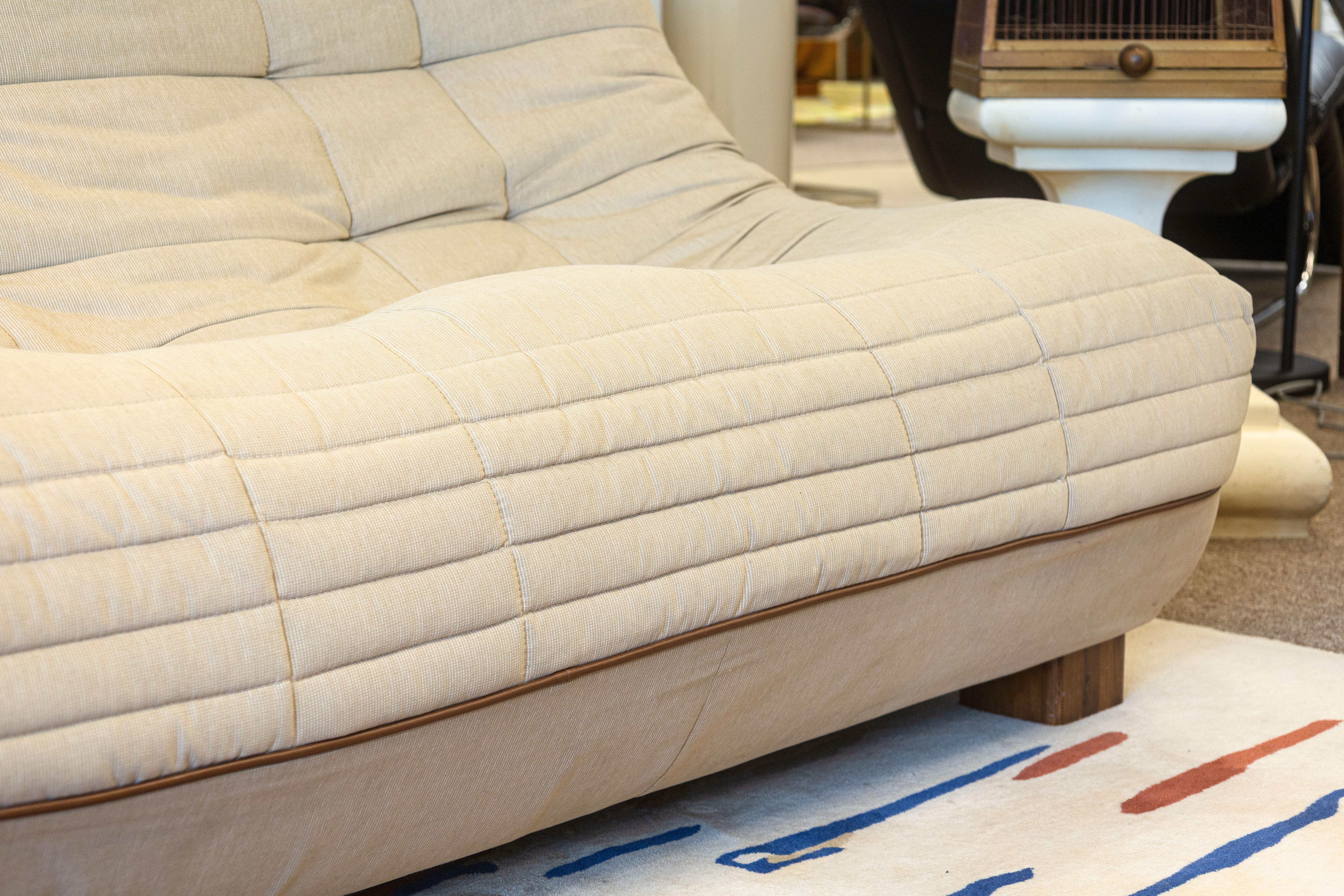 20ième siècle Paire de canapés-lits en tissu beige Pantoufle de 1979 de Roche Bobois en vente