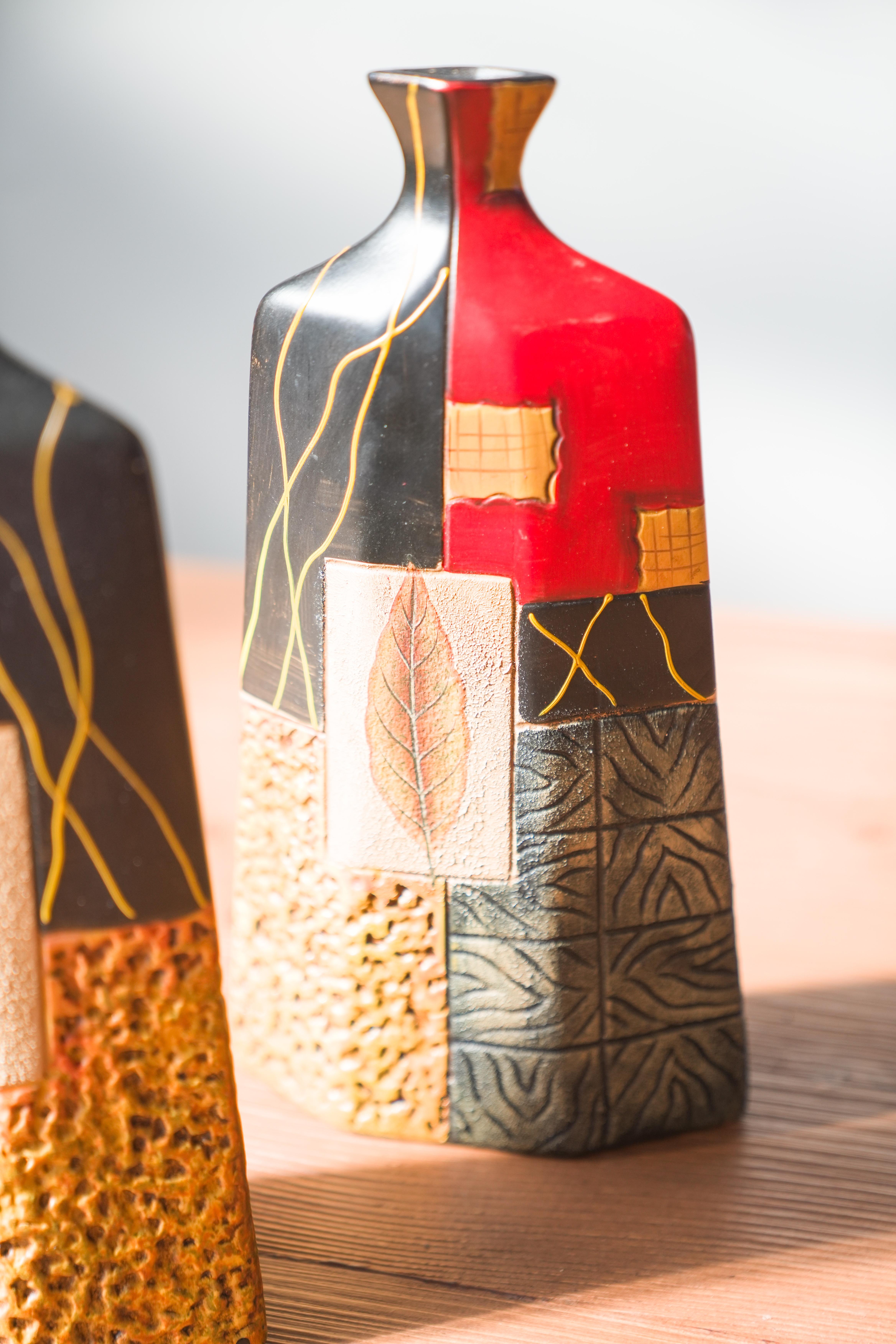 Pair of 1980s-90s Terracotta Vases - Geometric and Textured Design In Excellent Condition For Sale In Manzano, IT