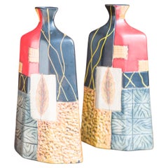Paire de vases en terre cuite des années 1980-90 - motifs géométriques et texturés