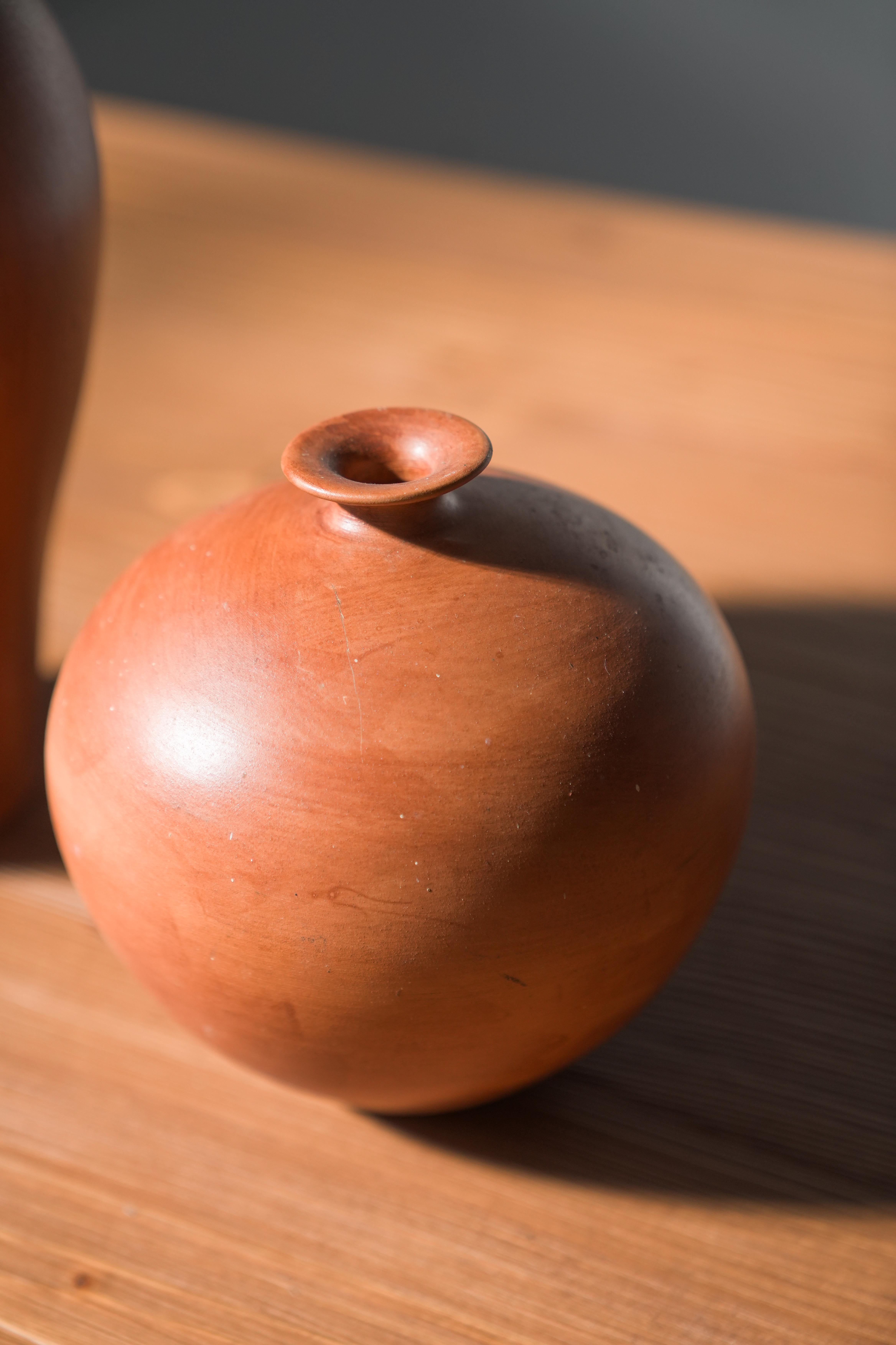 Pair of 1980s-90s Terracotta Vases – Minimalist Organic Shapes In condizioni buone in vendita a Manzano, IT