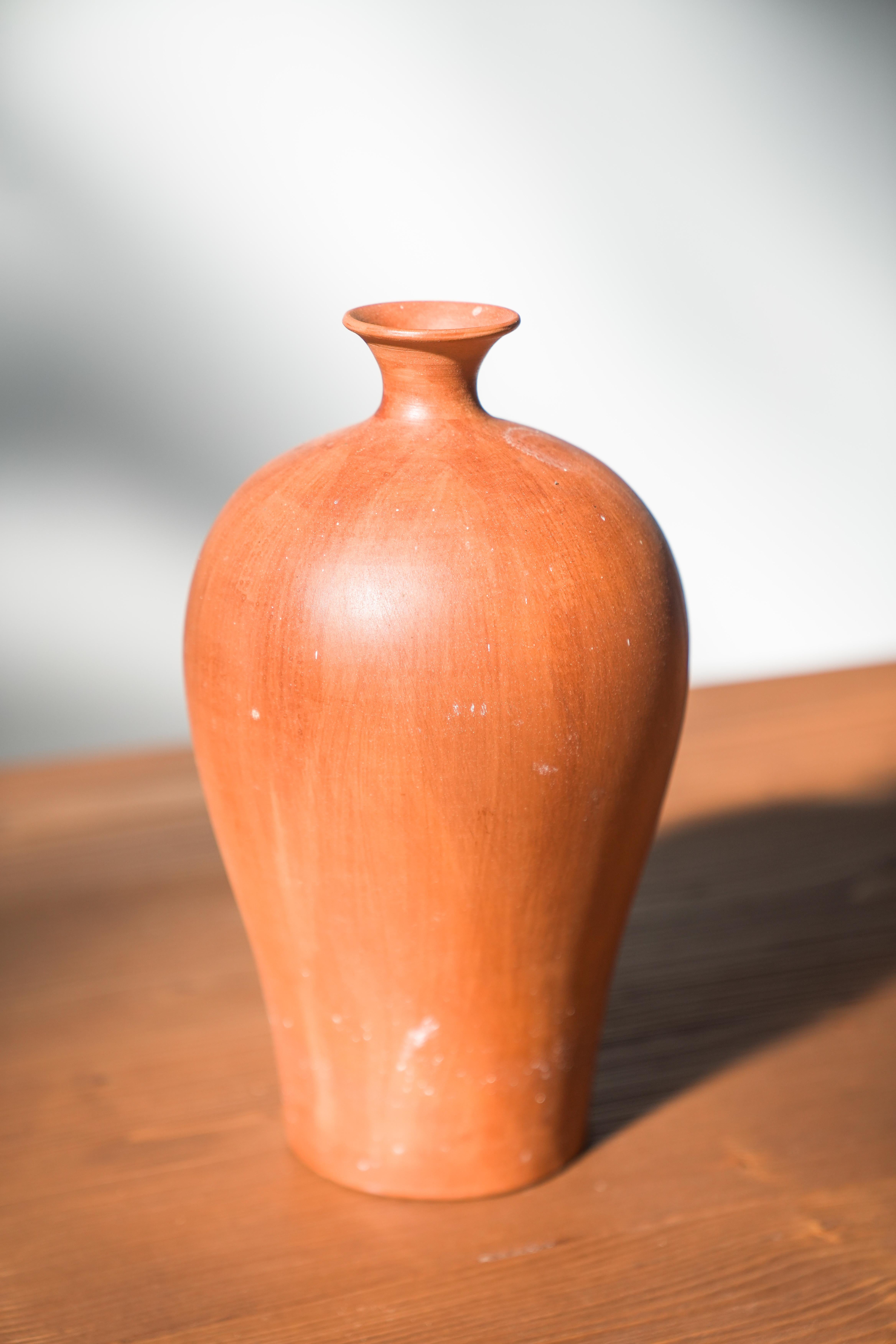 Late 20th Century Pair of 1980s-90s Terracotta Vases – Minimalist Organic Shapes in vendita