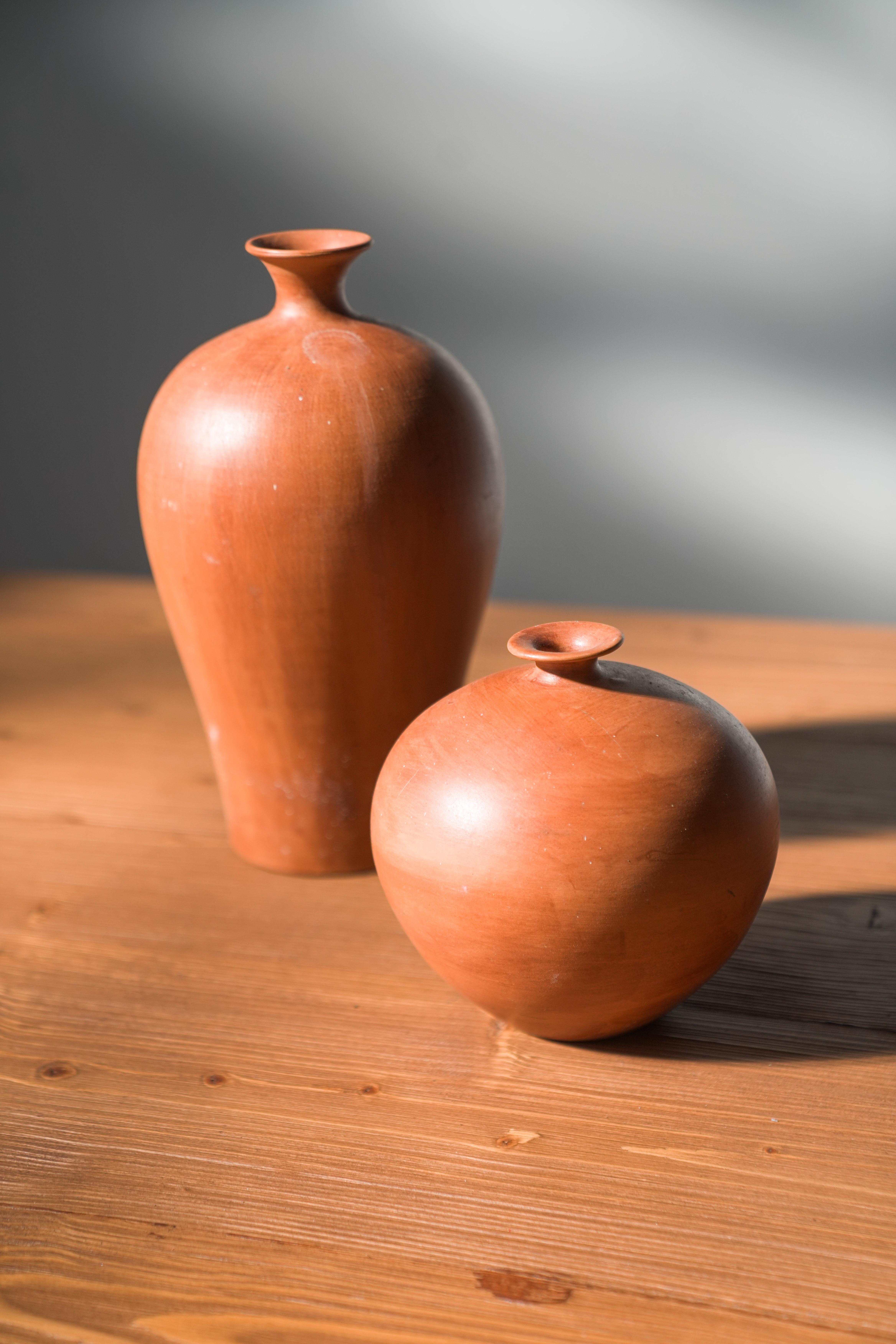Pair of 1980s-90s Terracotta Vases – Minimalist Organic Shapes in vendita 3