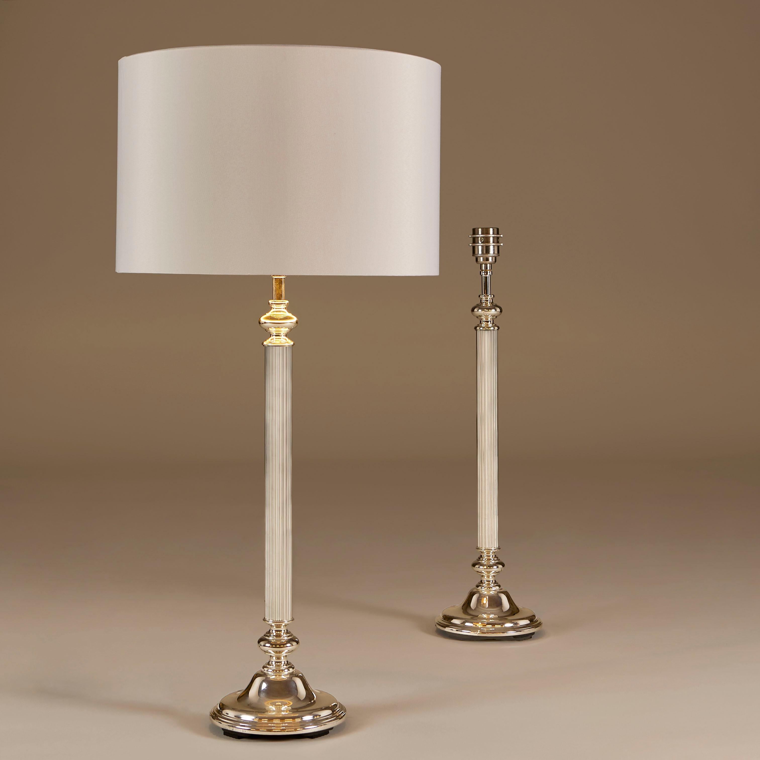 Praktisches und schickes Paar verchromter Tischlampen mit dekorativ geschwungenem Sockel und fein geripptem Stiel.
Lampenschirme sind optional.