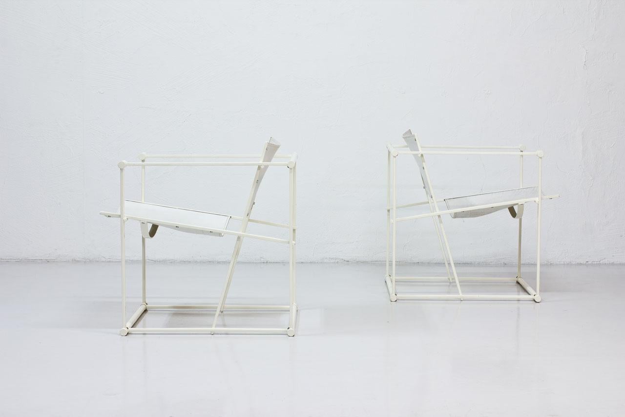 Pair of “FM61? armchairs designed by Radboud Van Beekum. Manufactured in the Netherlands by Pastoe during the 1980s. Off-white lacquered steel frame, thick white leather upholstery.