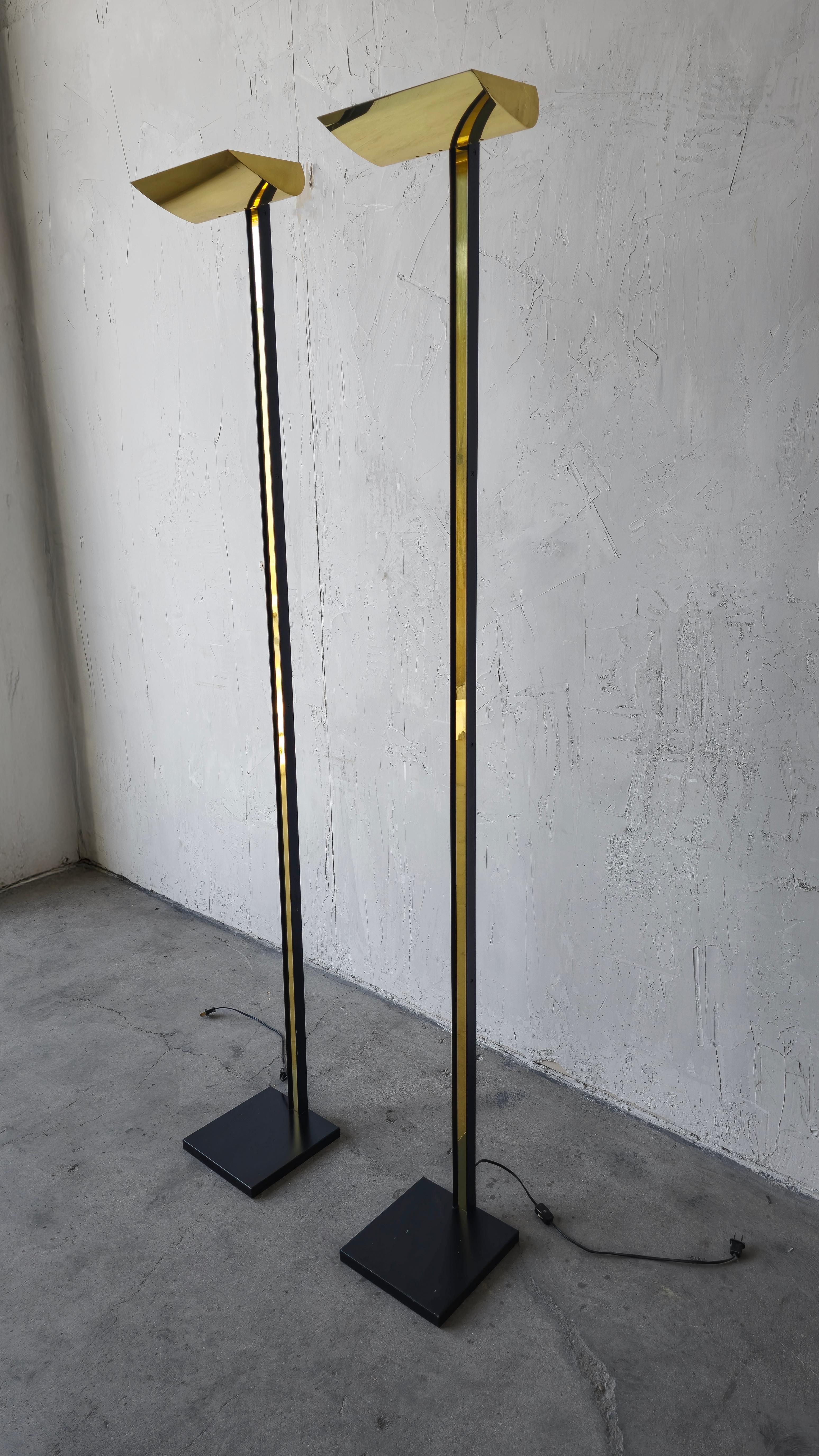 Ein Paar Stehlampen aus Messing und Stahl aus den 1980er Jahren von Sonneman (Postmoderne) im Angebot