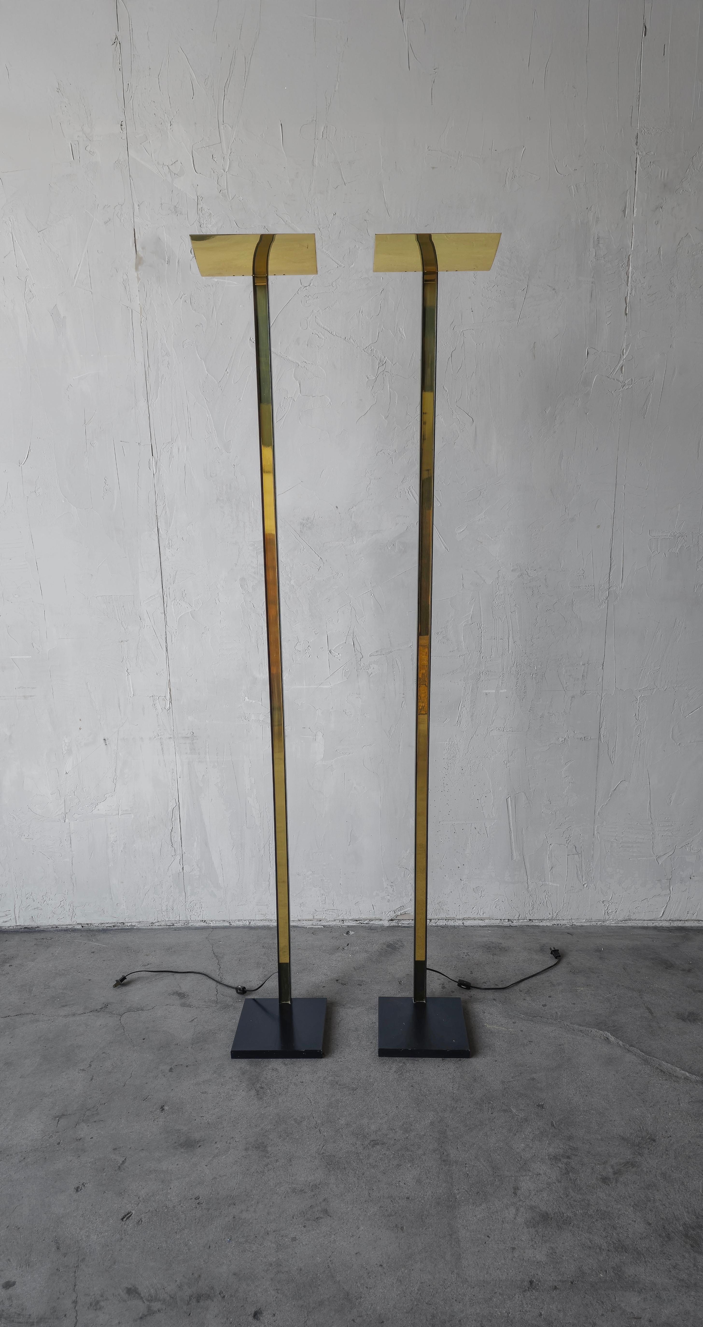 Ein Paar Stehlampen aus Messing und Stahl aus den 1980er Jahren von Sonneman im Zustand „Gut“ im Angebot in Las Vegas, NV