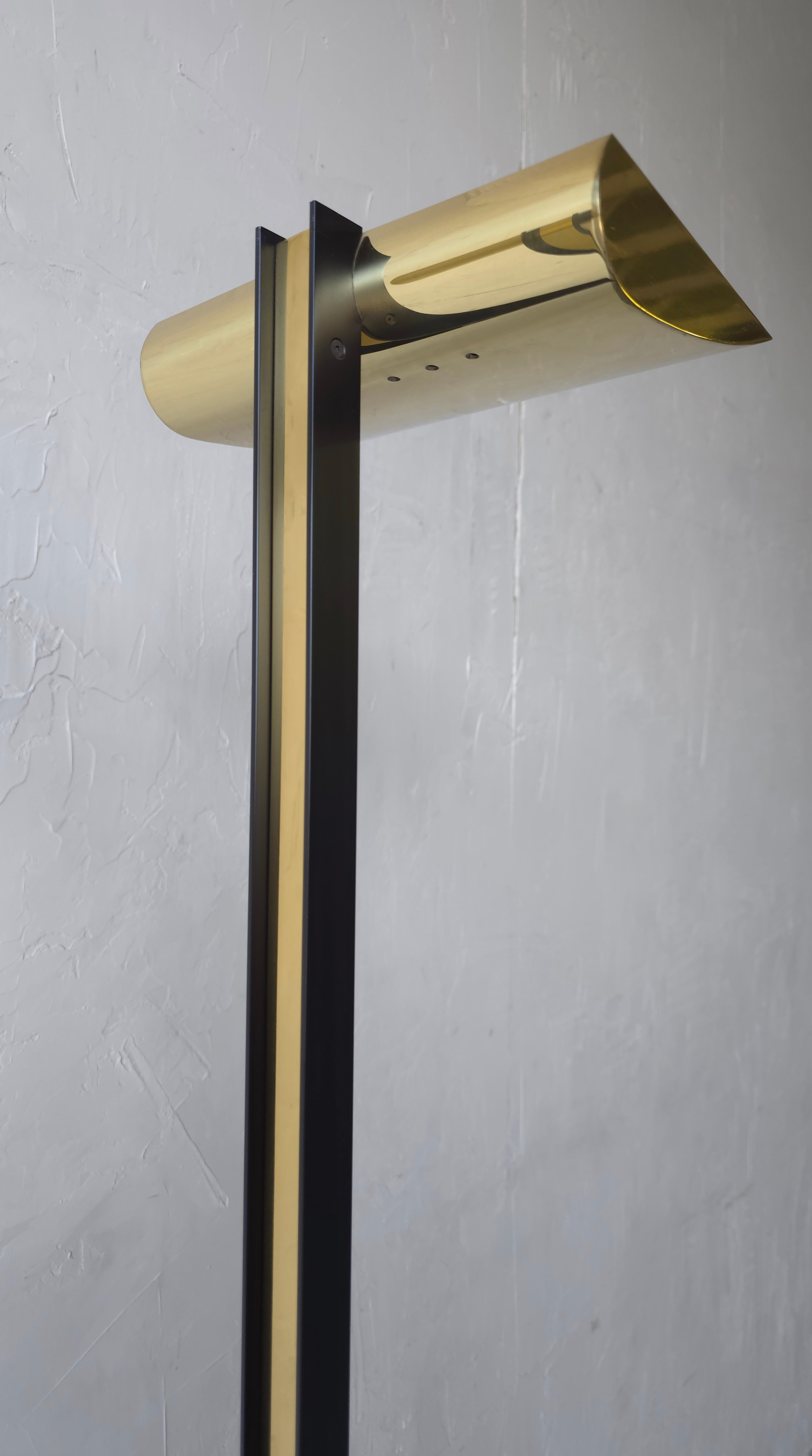 Ein Paar Stehlampen aus Messing und Stahl aus den 1980er Jahren von Sonneman im Angebot 1