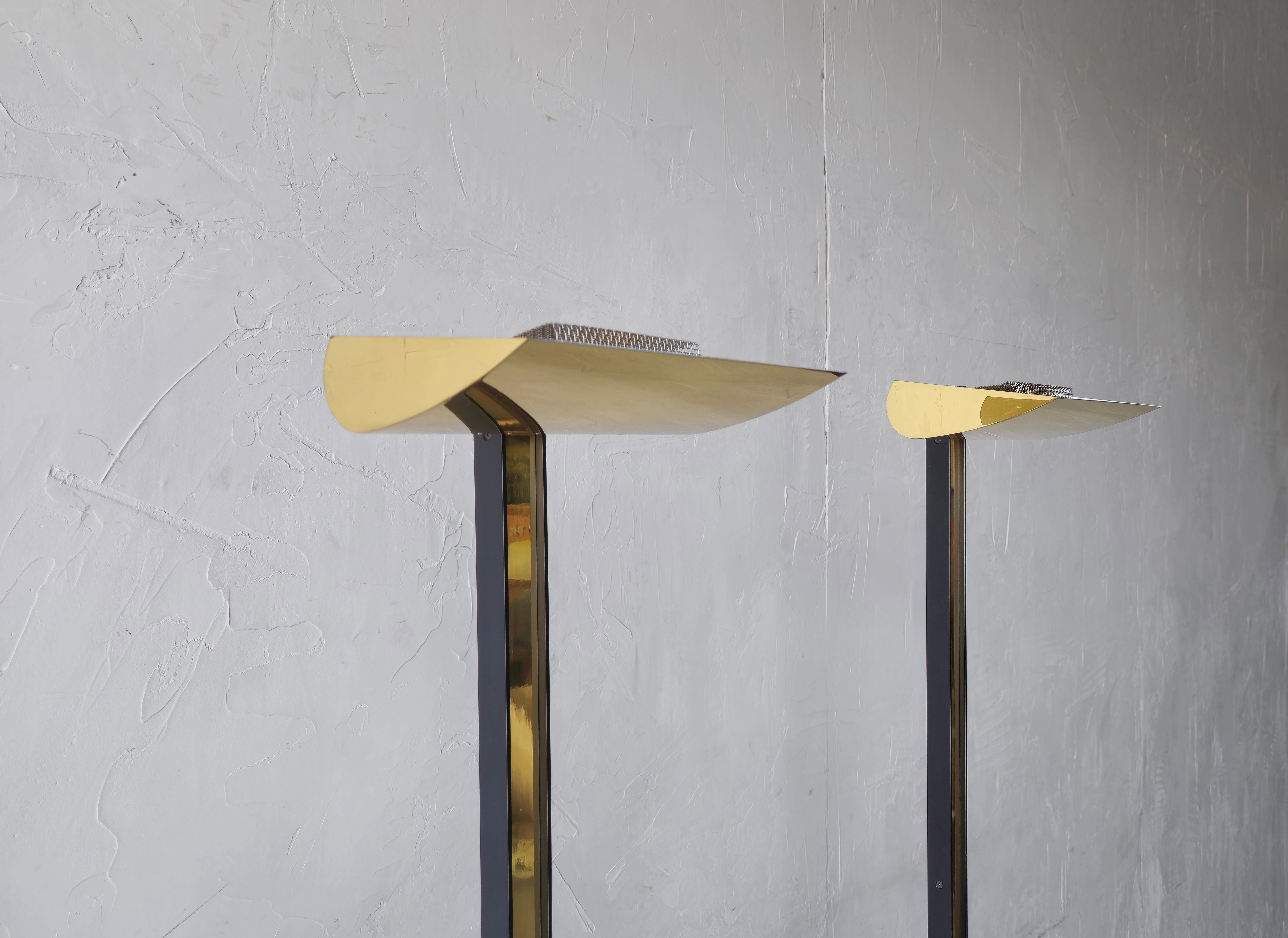 Ein Paar Stehlampen aus Messing und Stahl aus den 1980er Jahren von Sonneman im Angebot 3