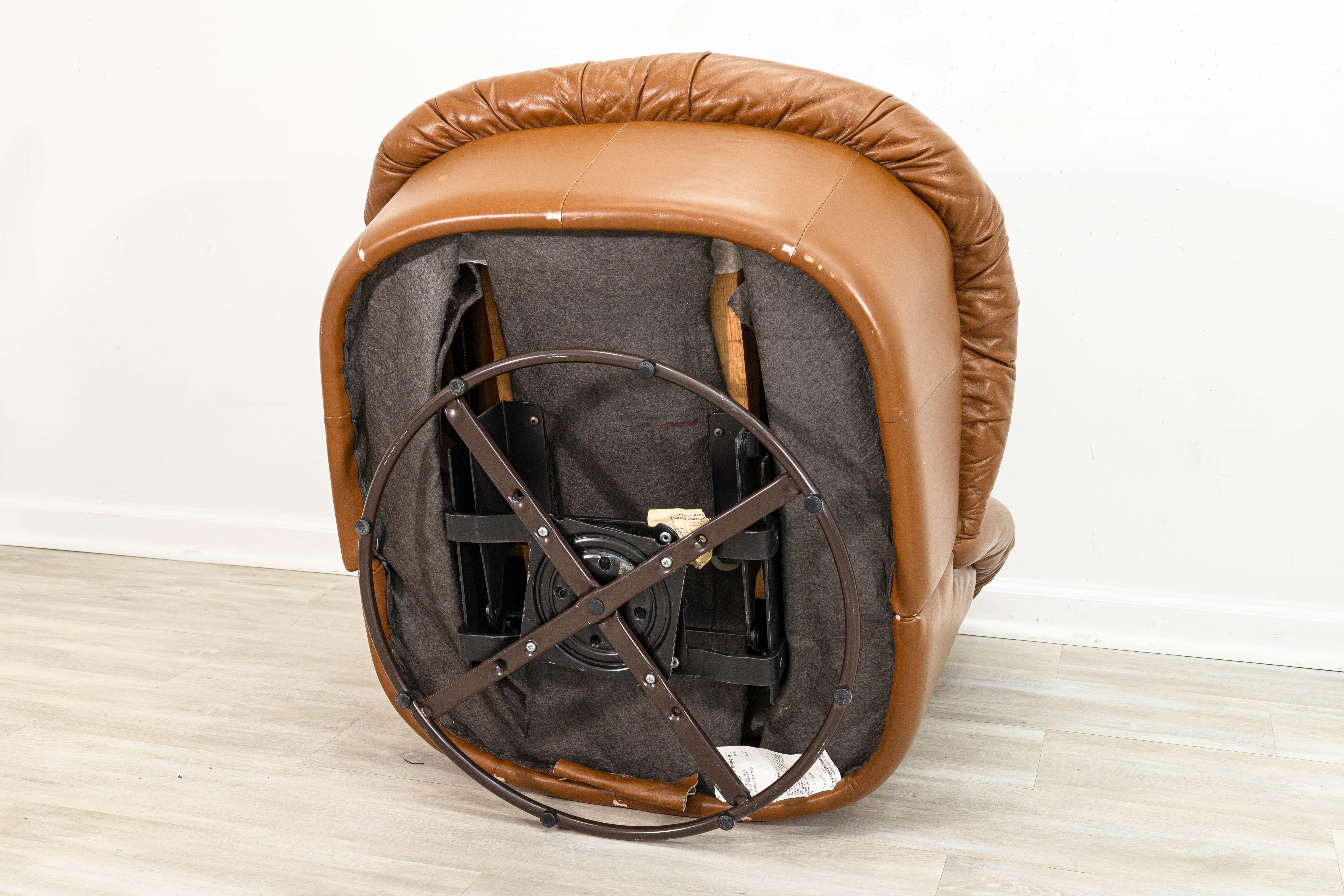 Late 20th Century Pair of 1980s Brown Leather Swivel Glider Postmodern Lounge Chairs For Sale
