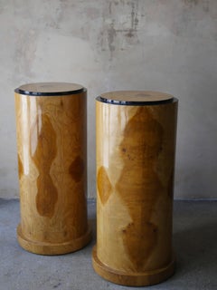 Paire de piédestaux cylindriques en bois d'ébène des années 1980 avec dessus en laque noire