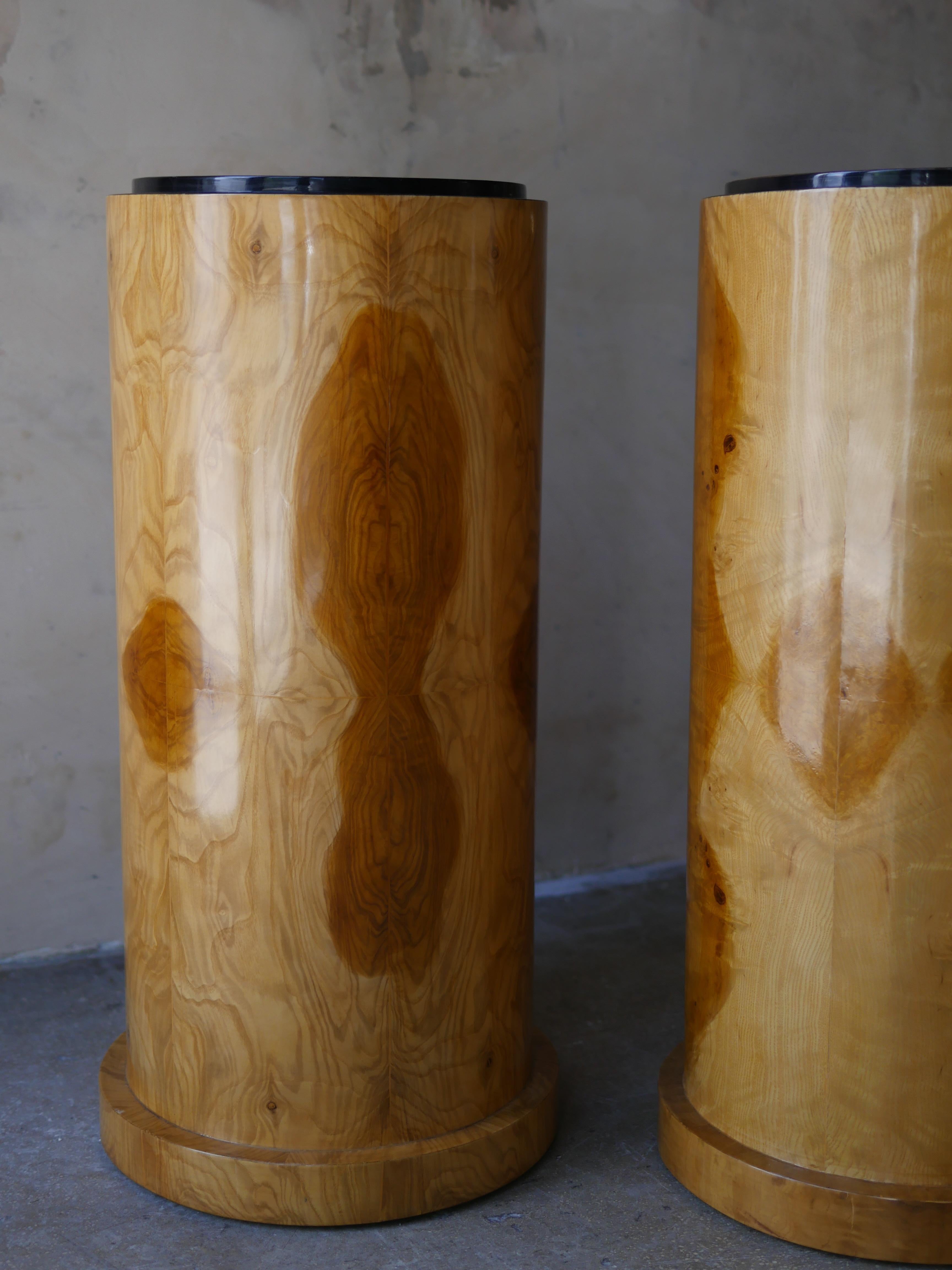 Pair of 1980s Burlwood Cylindrical Pedestals with Black Lacquer Tops In Good Condition For Sale In Miami, FL