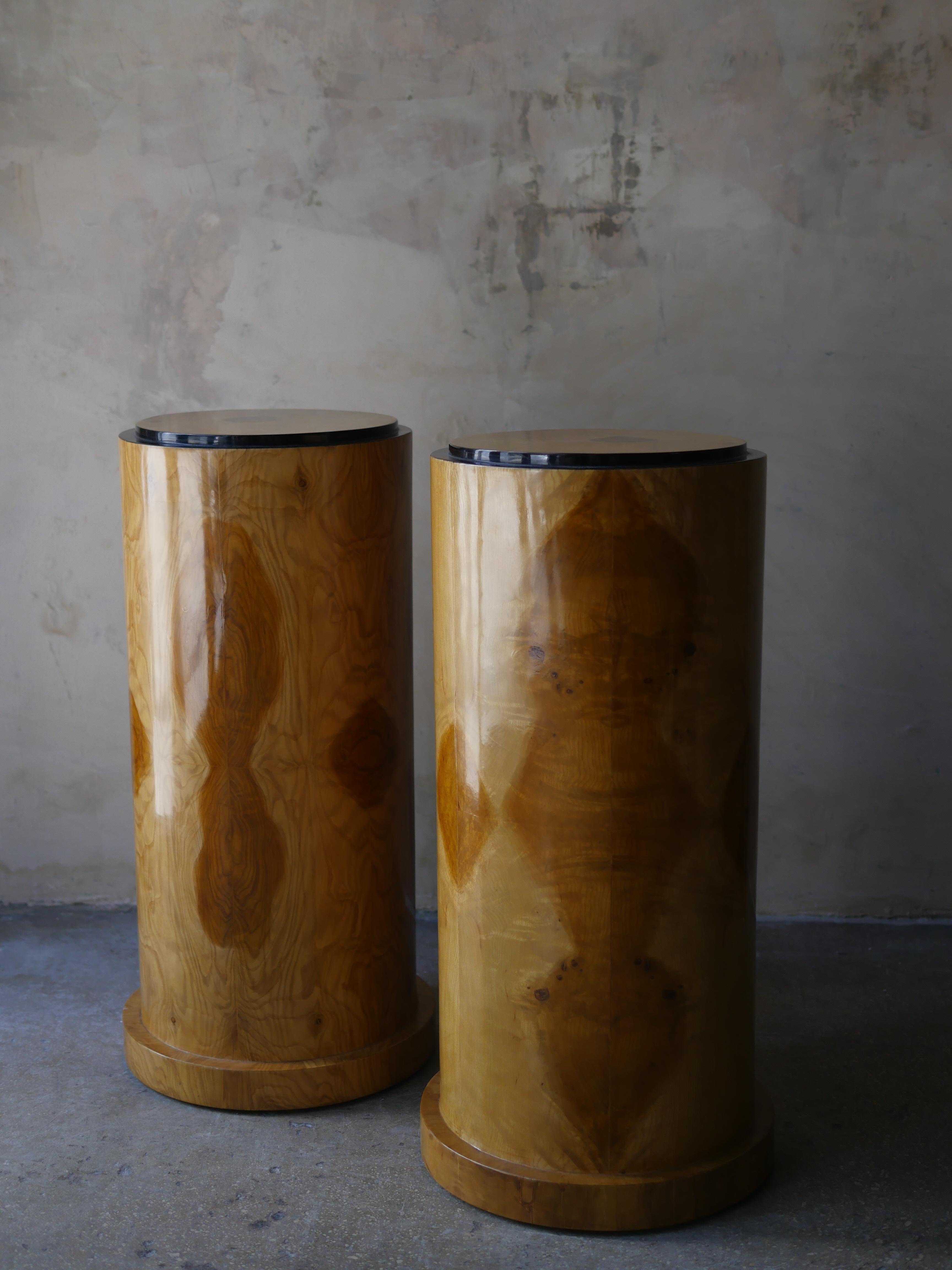 Late 20th Century Pair of 1980s Burlwood Cylindrical Pedestals with Black Lacquer Tops For Sale
