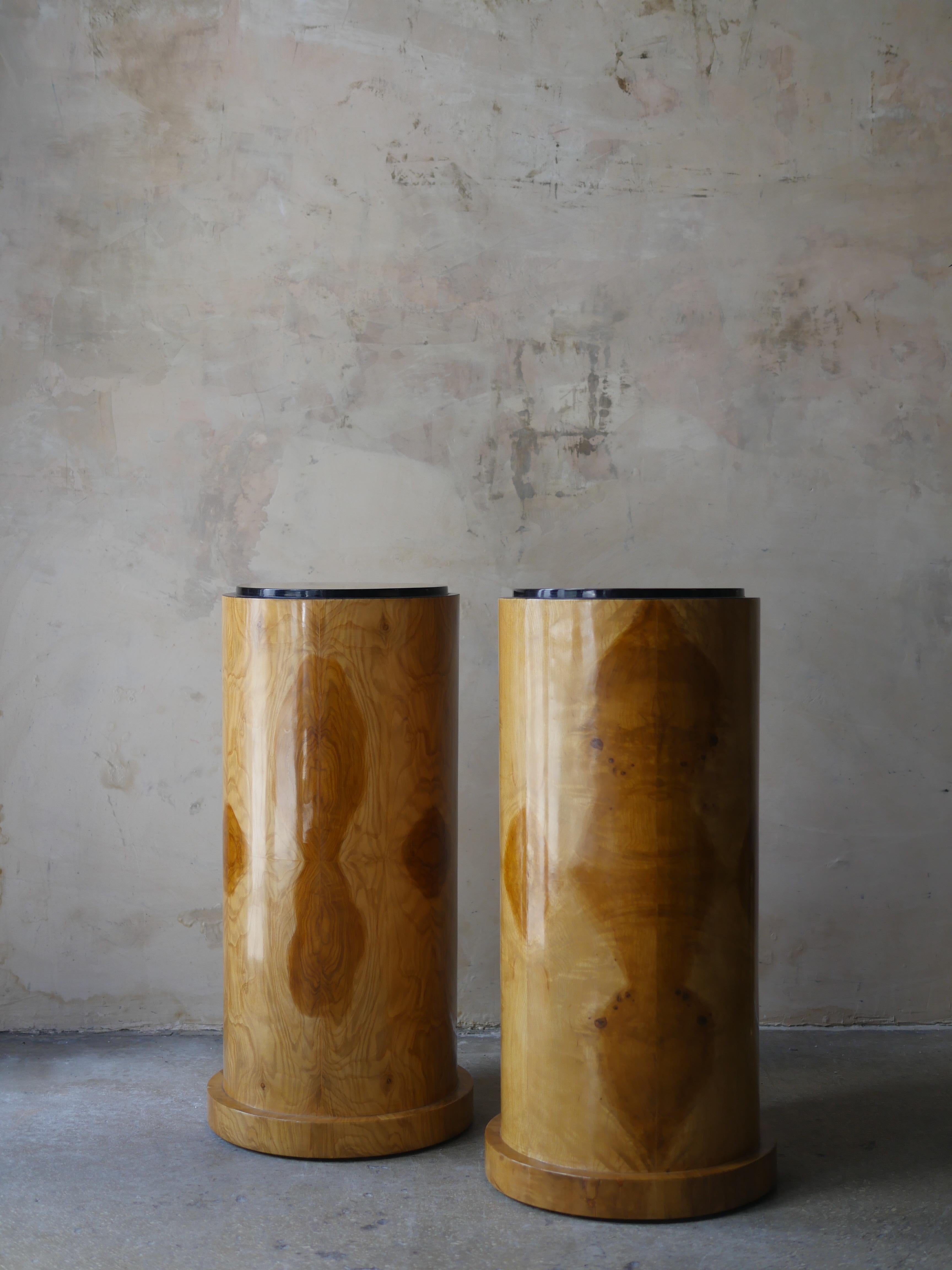 Pair of 1980s Burlwood Cylindrical Pedestals with Black Lacquer Tops For Sale 1