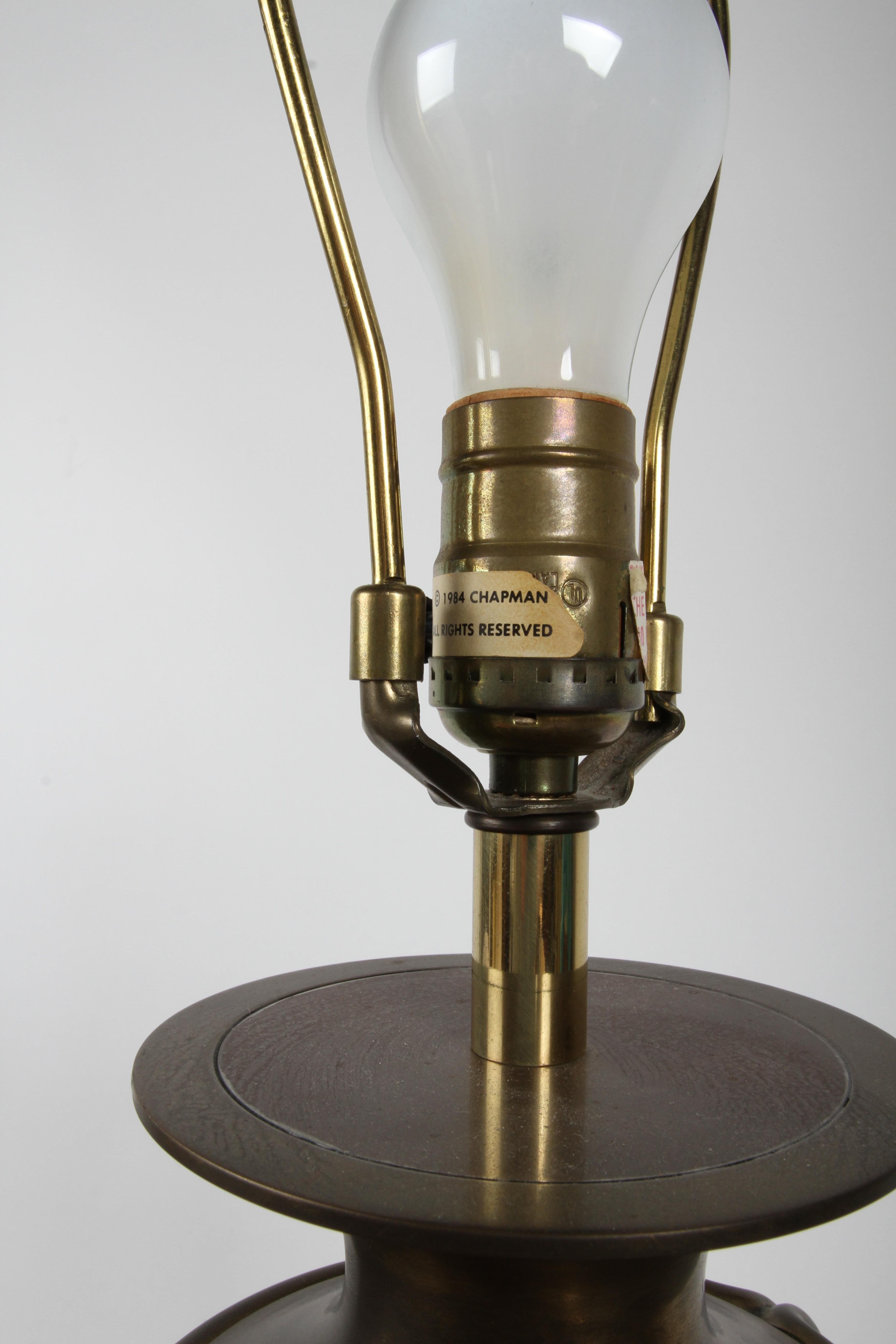 Coppia di lampade Chapman Lamp Co. Lampade da tavolo in stile Hollywood Regency in ottone e grigio in vendita 4