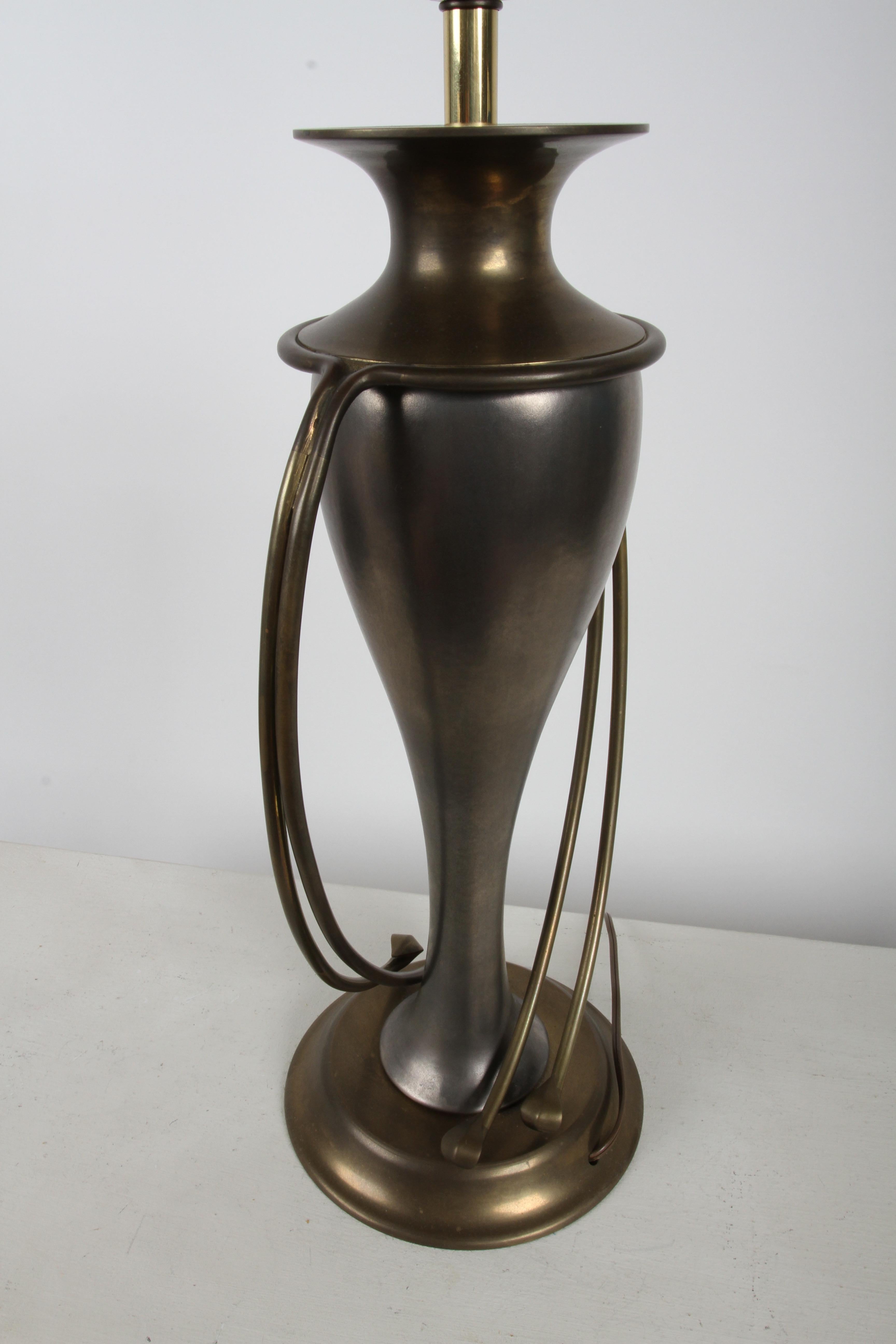 Coppia di lampade Chapman Lamp Co. Lampade da tavolo in stile Hollywood Regency in ottone e grigio in vendita 5