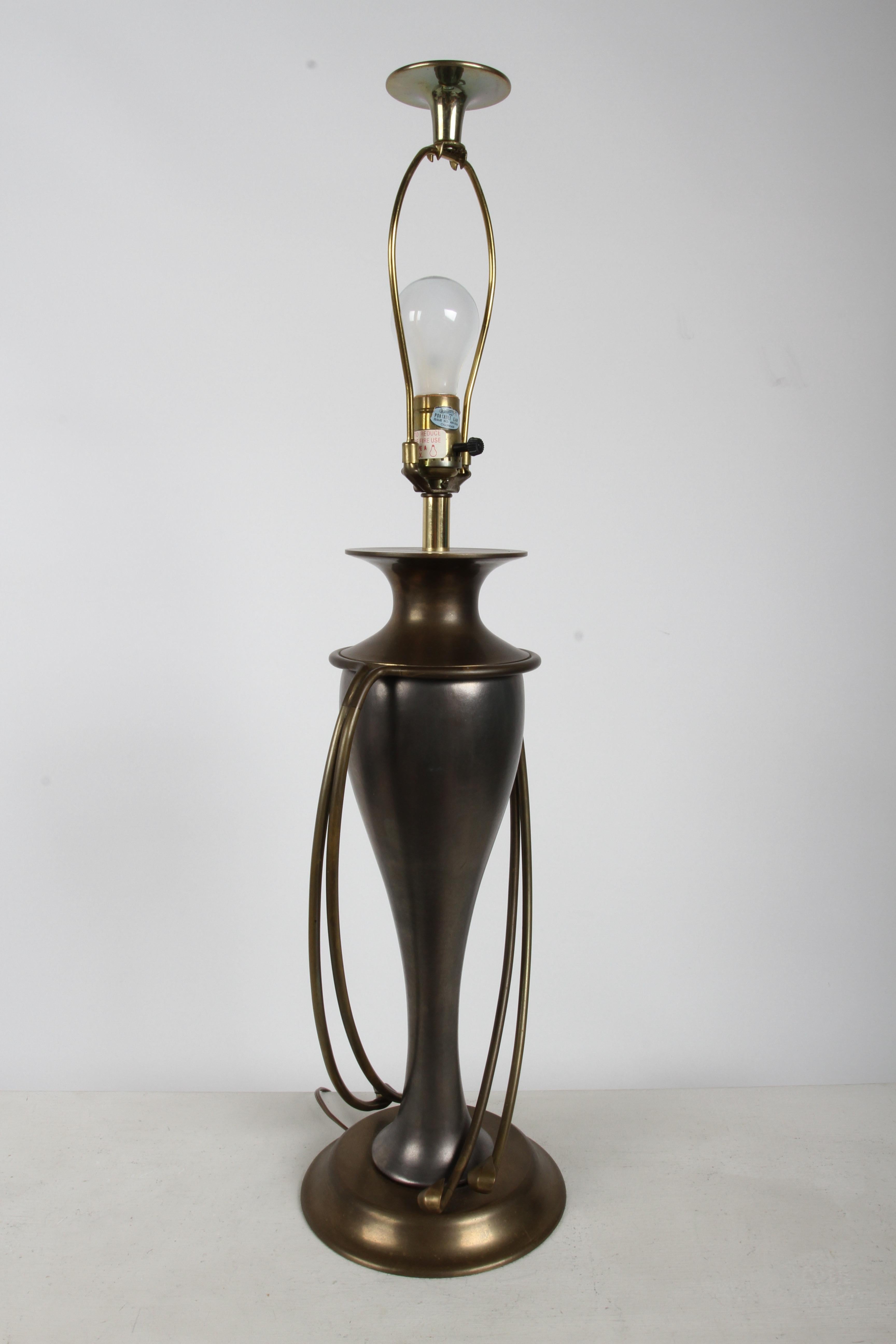 Coppia di lampade Chapman Lamp Co. Lampade da tavolo in stile Hollywood Regency in ottone e grigio in vendita 6