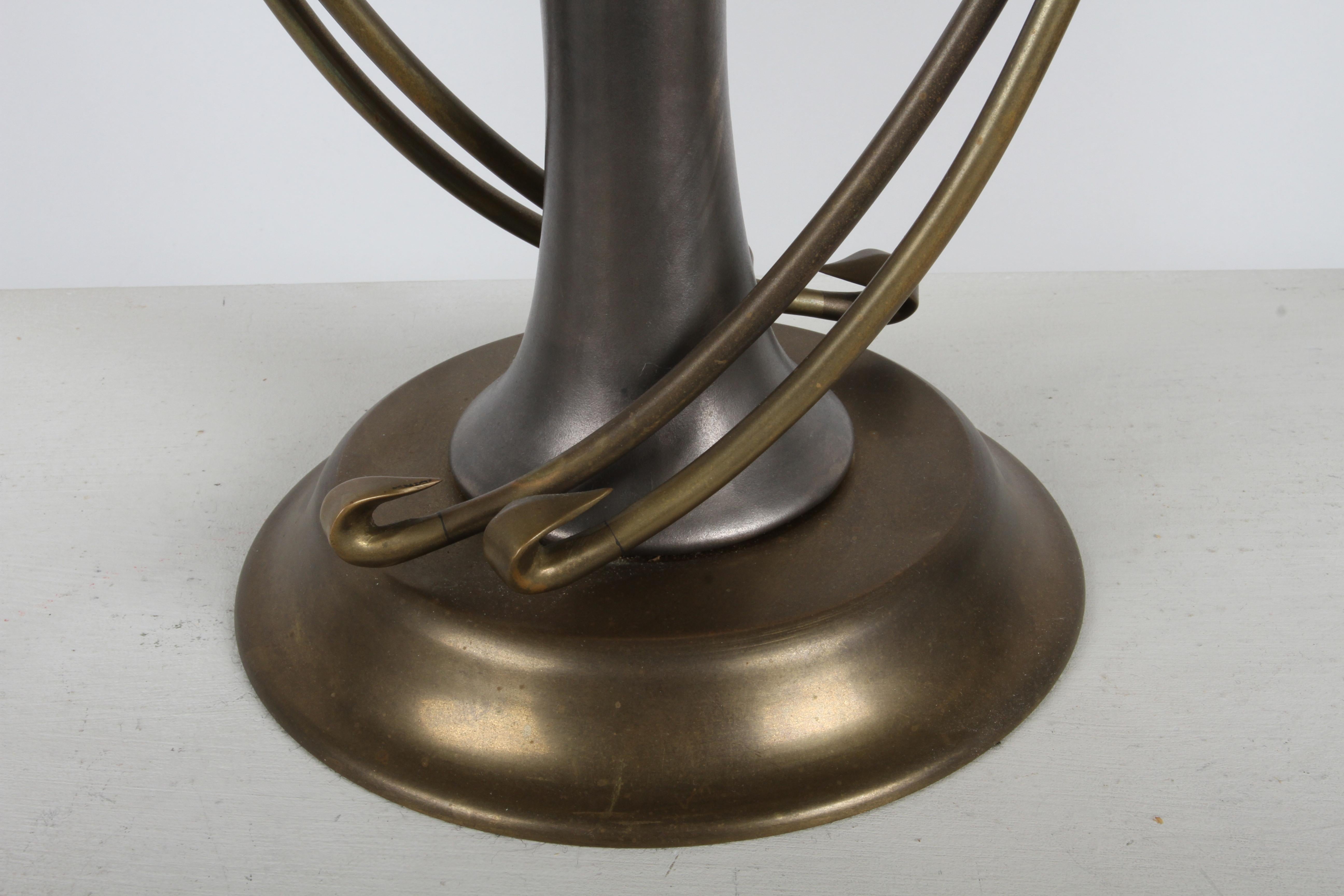 Coppia di lampade Chapman Lamp Co. Lampade da tavolo in stile Hollywood Regency in ottone e grigio in vendita 7