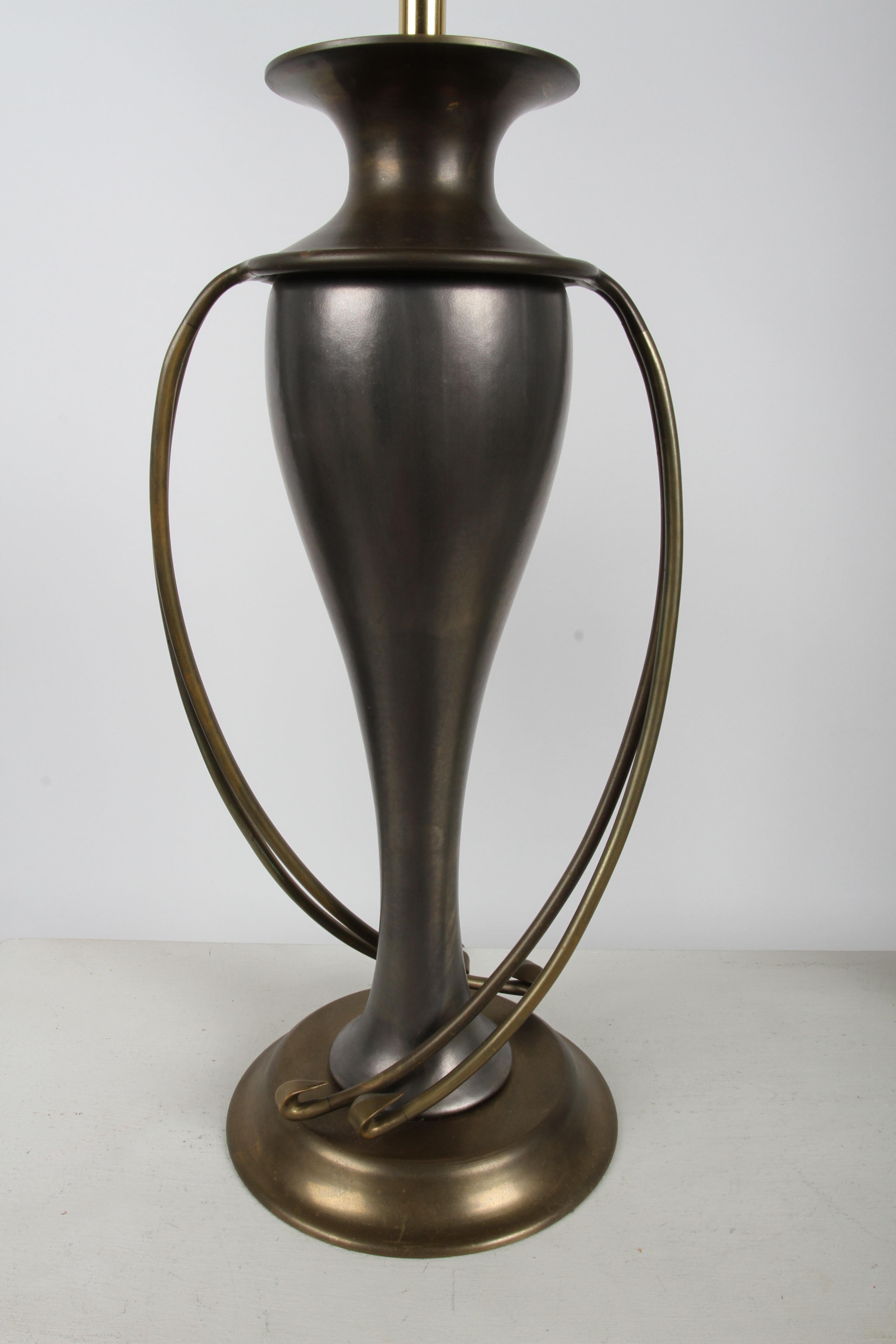 Coppia di lampade Chapman Lamp Co. Lampade da tavolo in stile Hollywood Regency in ottone e grigio in vendita 8