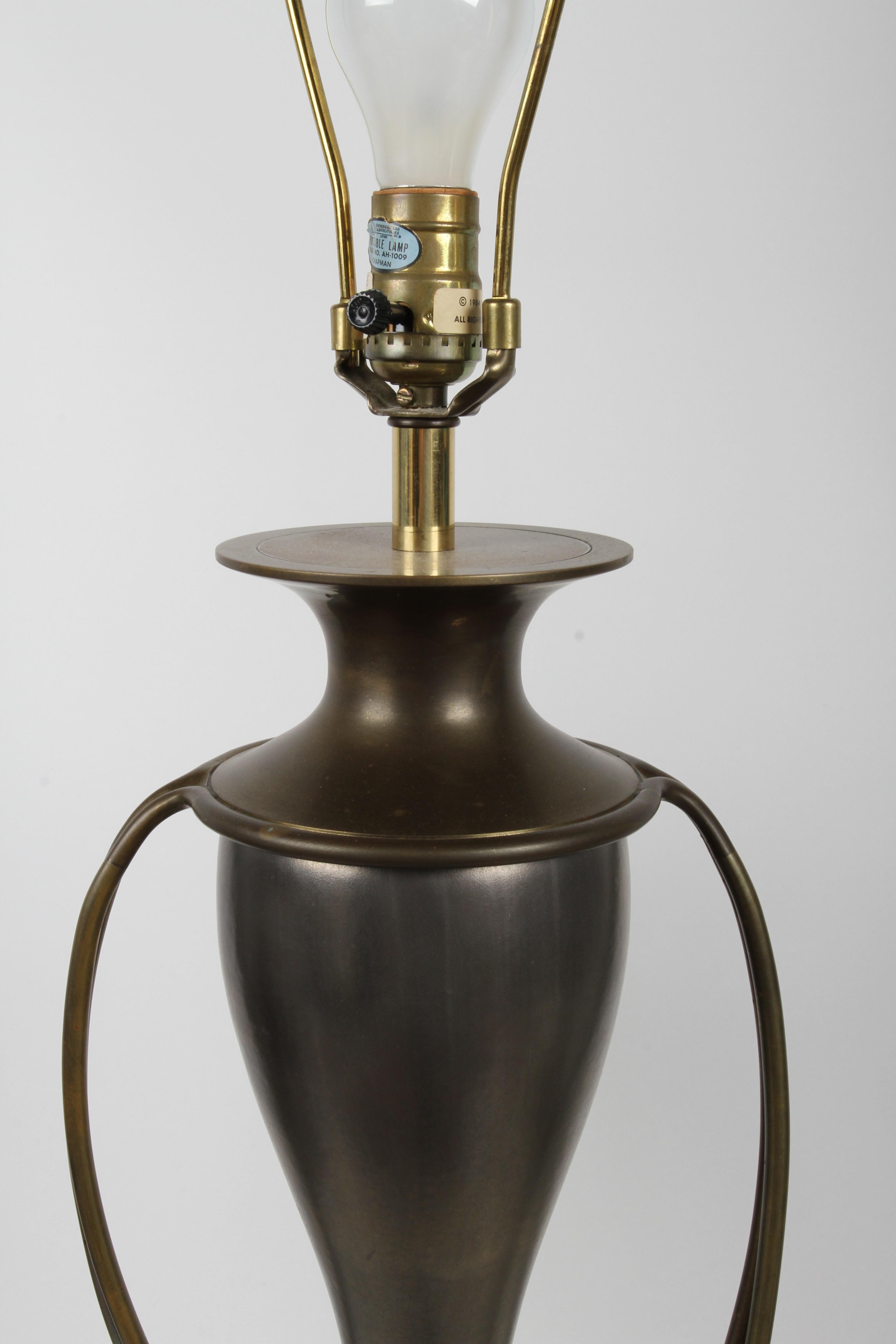 Coppia di lampade Chapman Lamp Co. Lampade da tavolo in stile Hollywood Regency in ottone e grigio in vendita 9