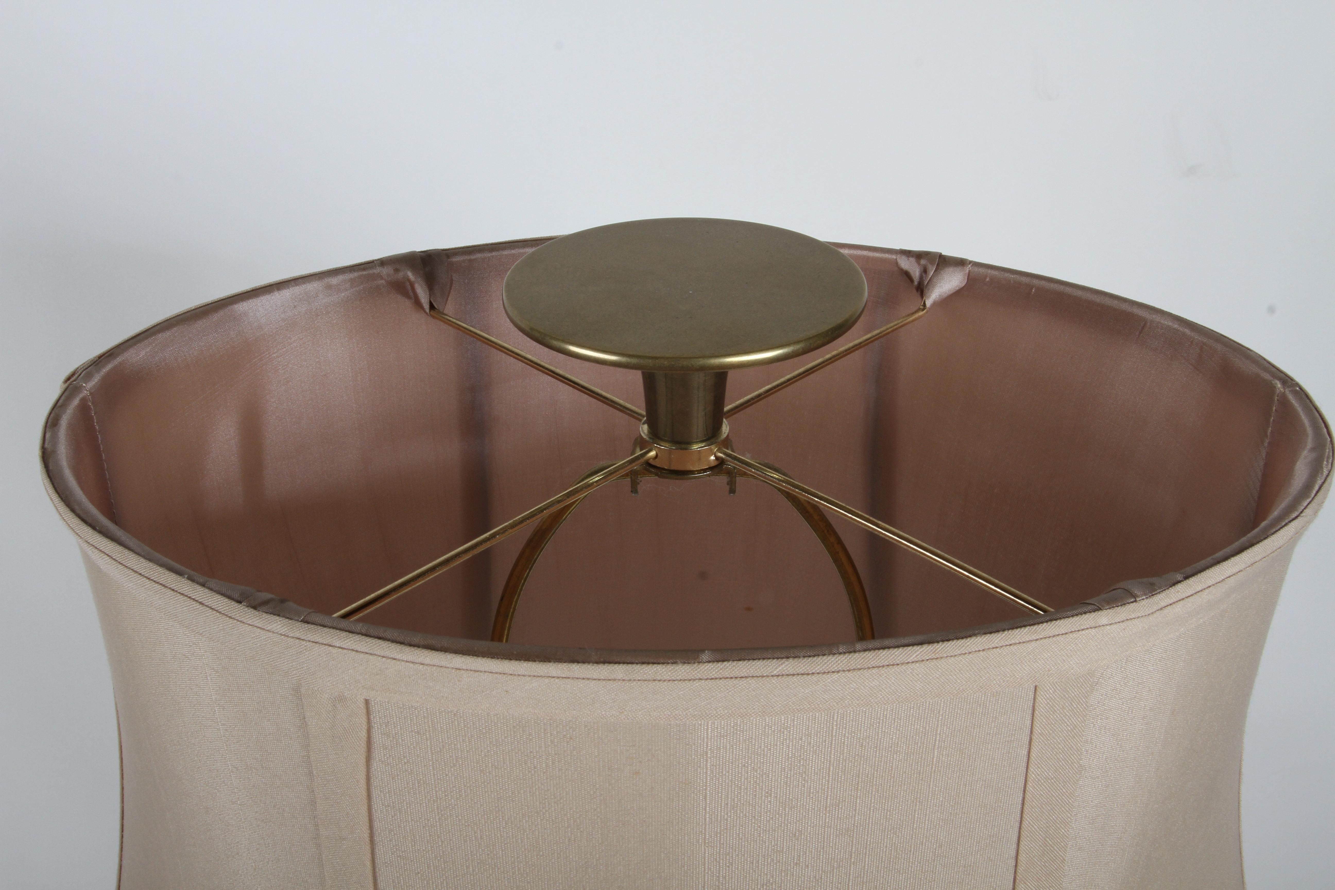 Coppia di lampade Chapman Lamp Co. Lampade da tavolo in stile Hollywood Regency in ottone e grigio in vendita 10