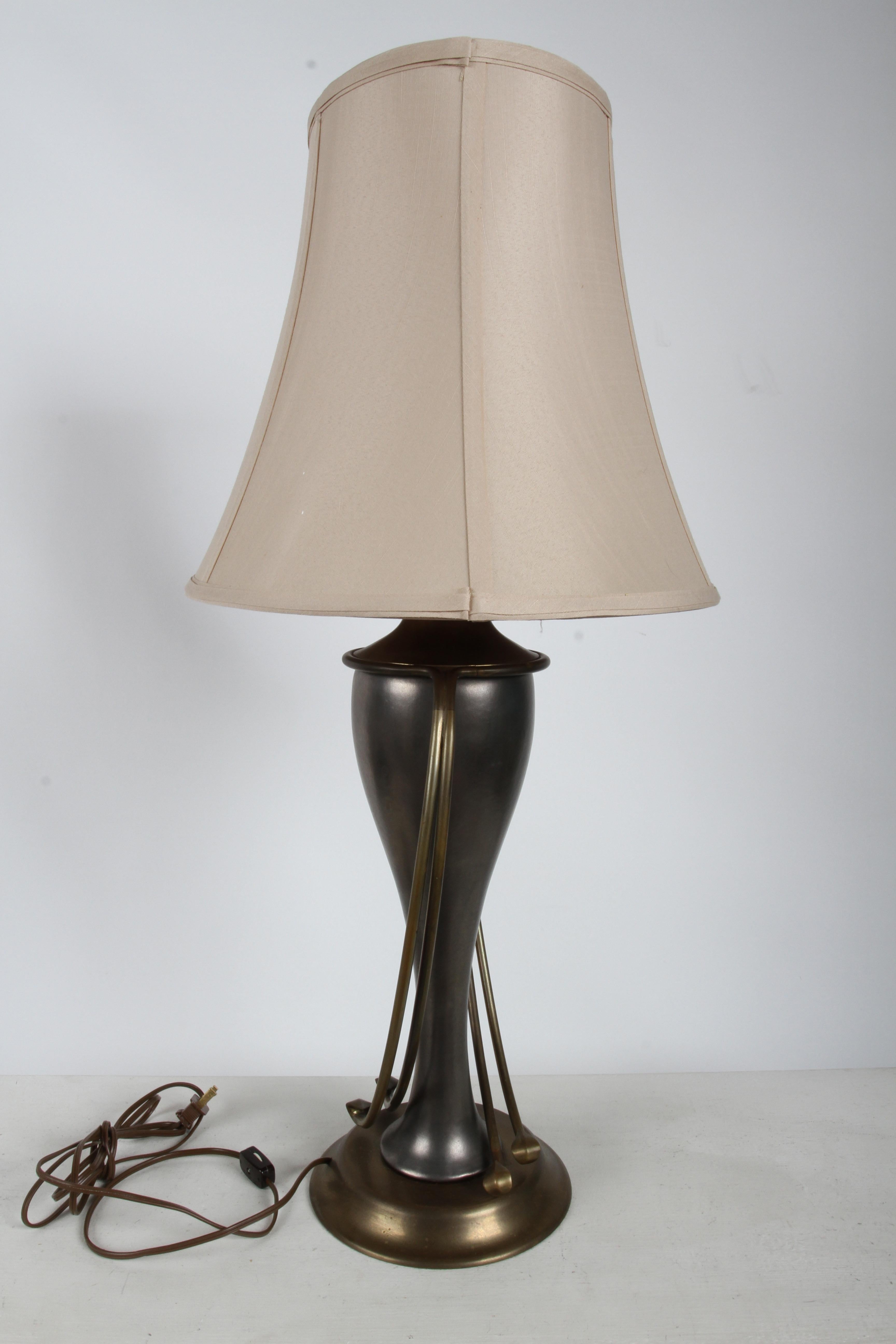 Coppia di lampade Chapman Lamp Co. Lampade da tavolo in stile Hollywood Regency in ottone e grigio in vendita 11