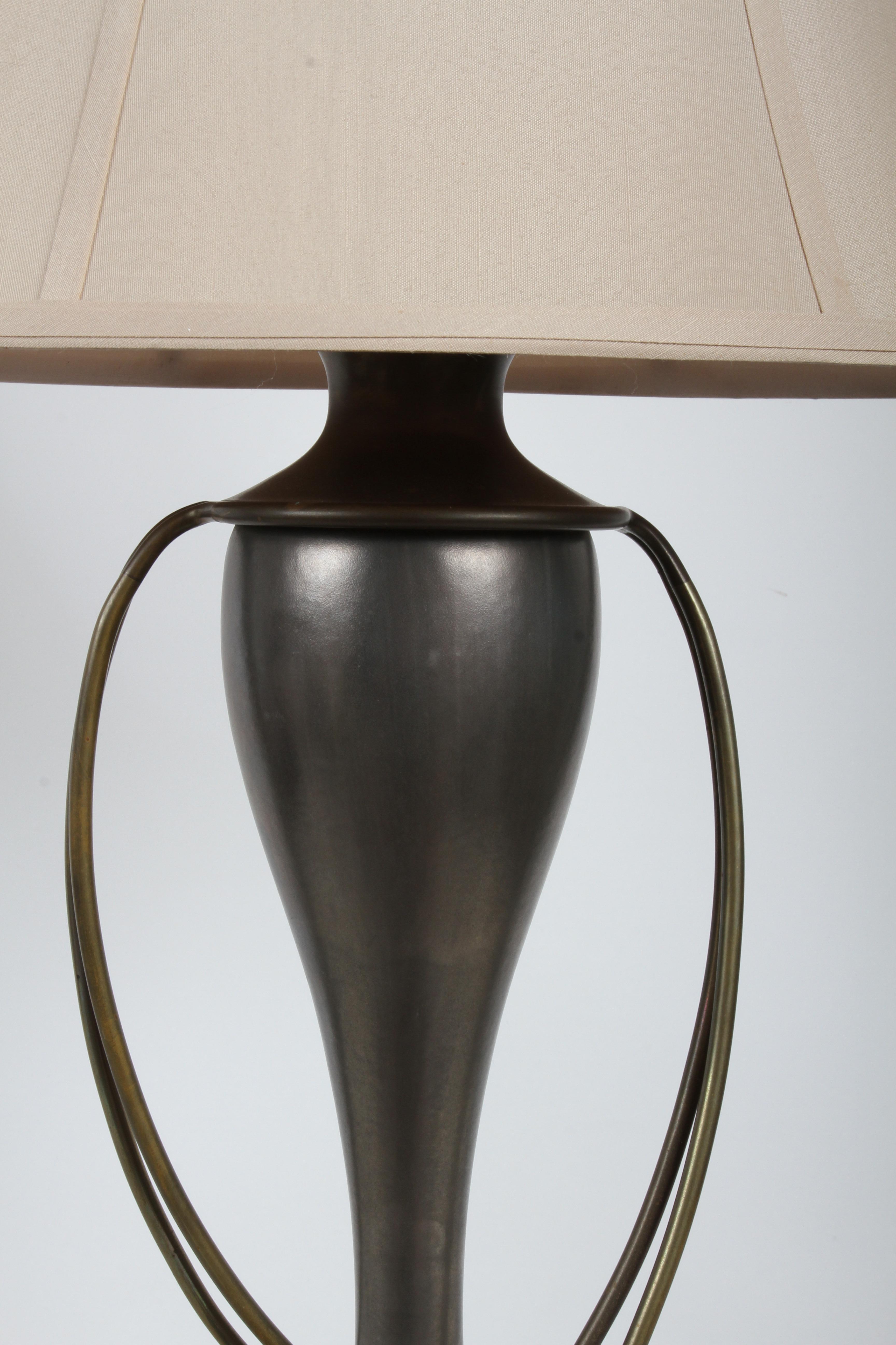 Coppia di lampade Chapman Lamp Co. Lampade da tavolo in stile Hollywood Regency in ottone e grigio in vendita 12