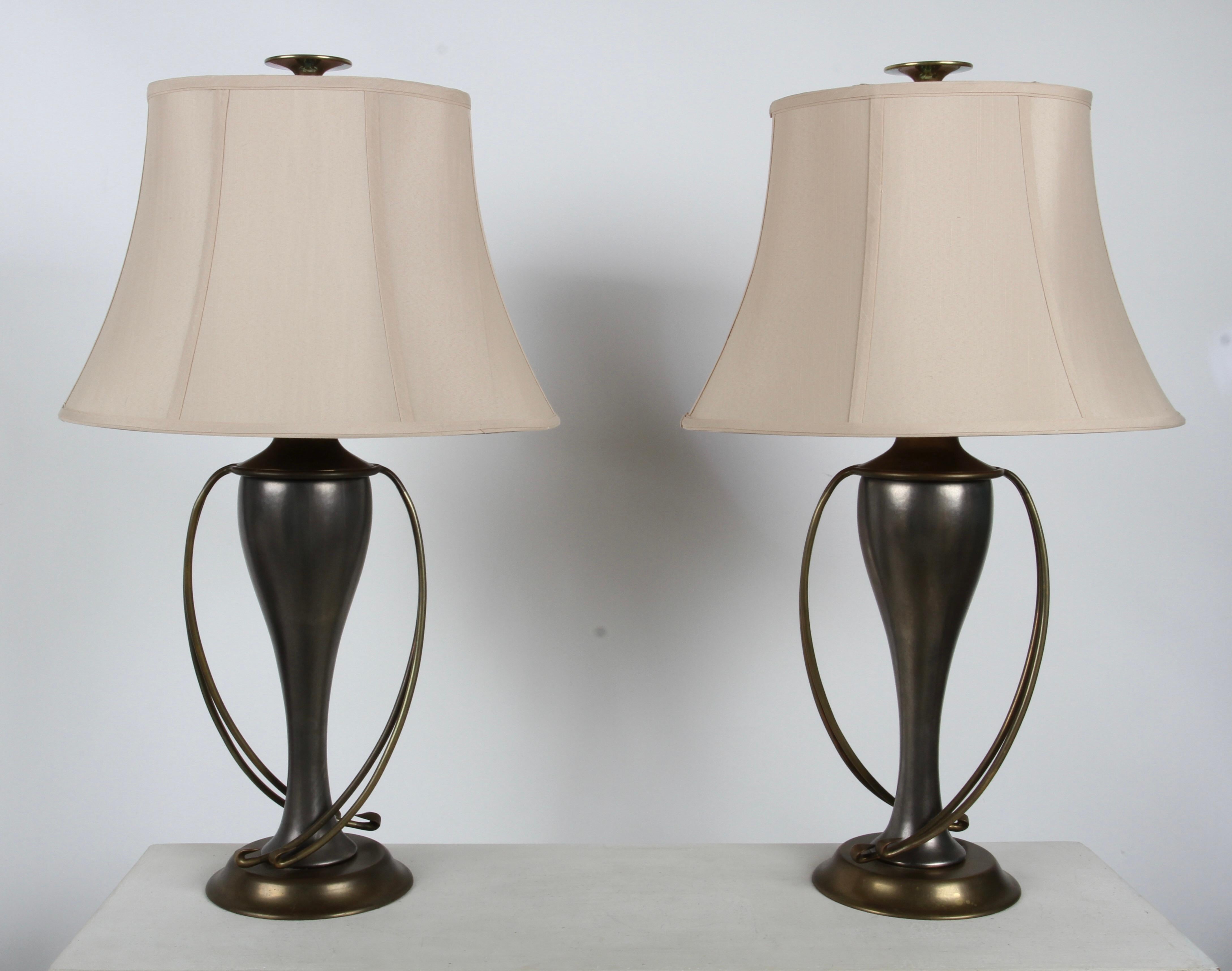 Bella coppia di lampade da tavolo vintage del 1984 circa Chapman Lamp Co. urna in ceramica color ottone e peltro con dettagli in ottone e pesanti terminali in ottone. Patina sull'ottone non laccato a causa dell'età, funzionante, interruttori in