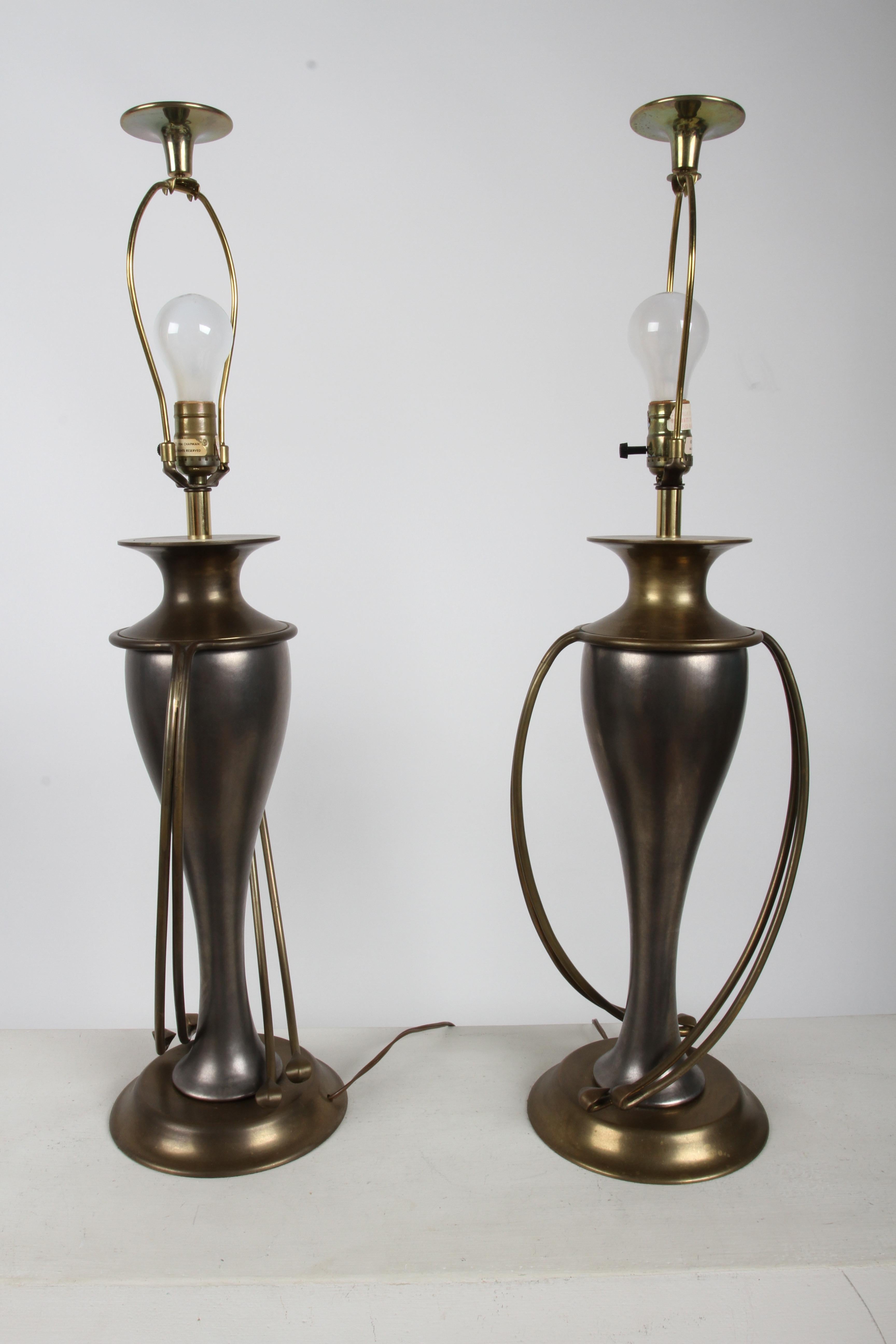 Sconosciuto Coppia di lampade Chapman Lamp Co. Lampade da tavolo in stile Hollywood Regency in ottone e grigio in vendita