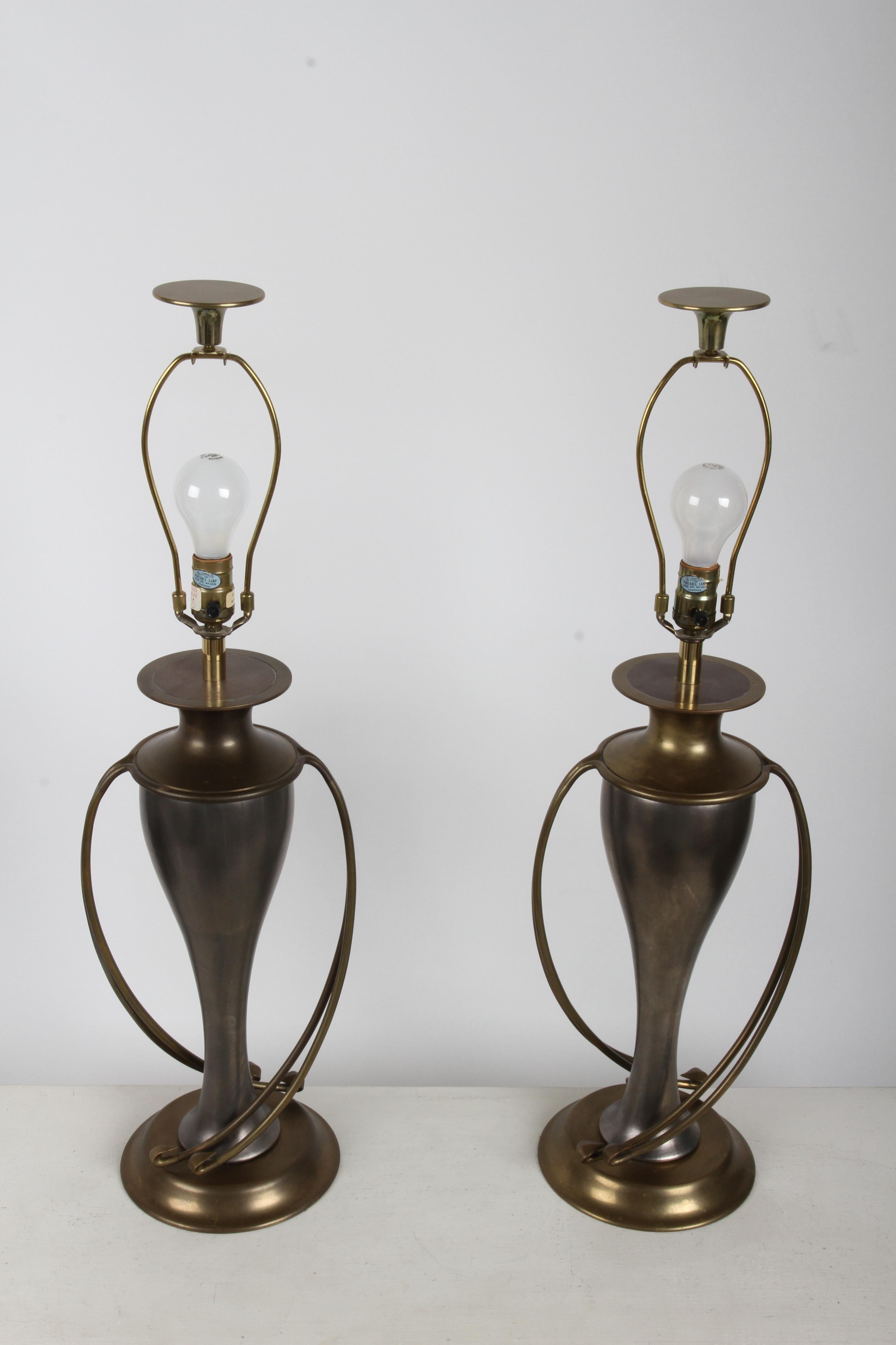 Coppia di lampade Chapman Lamp Co. Lampade da tavolo in stile Hollywood Regency in ottone e grigio In condizioni buone in vendita a St. Louis, MO