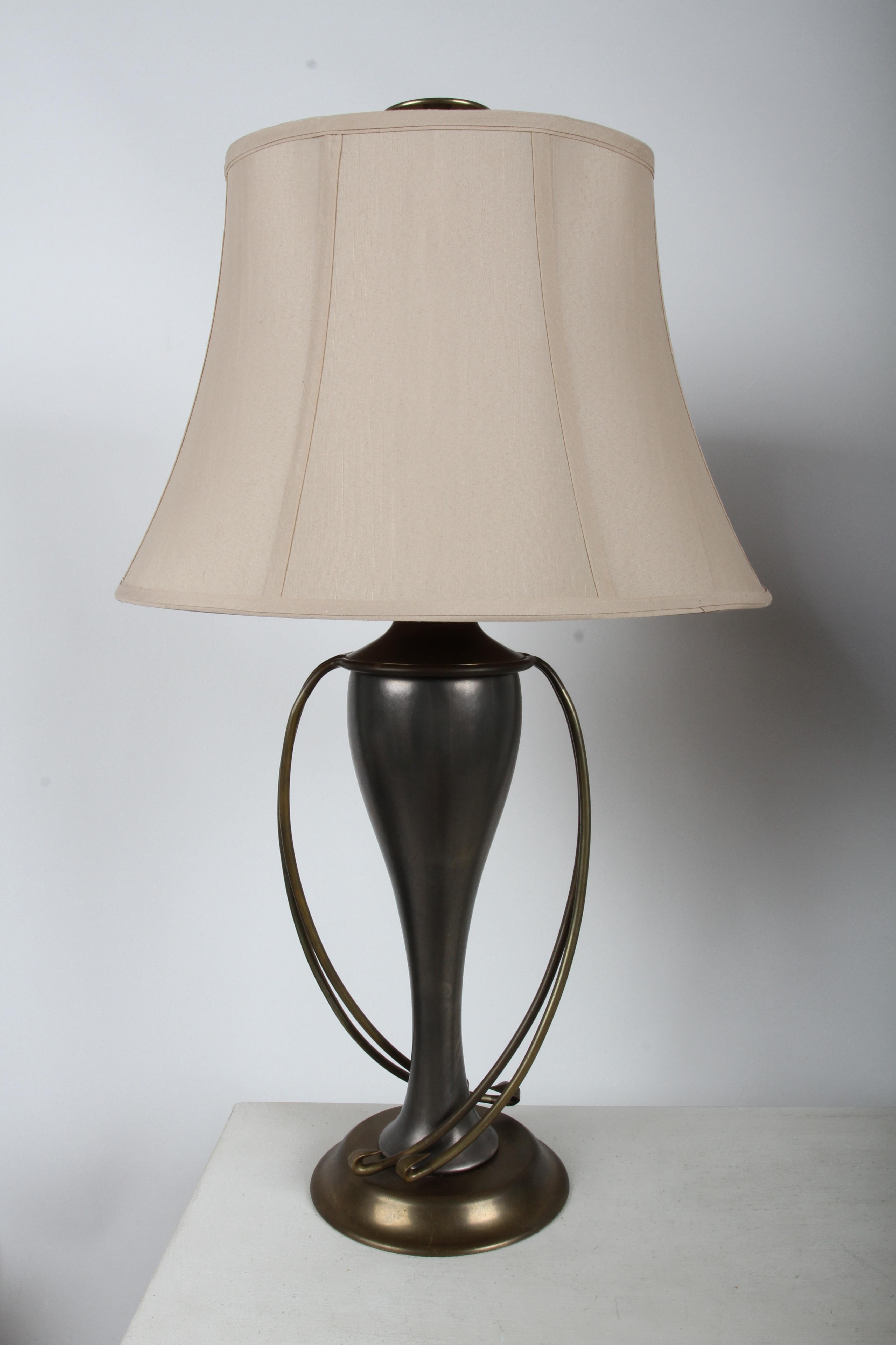Fine XX secolo Coppia di lampade Chapman Lamp Co. Lampade da tavolo in stile Hollywood Regency in ottone e grigio in vendita