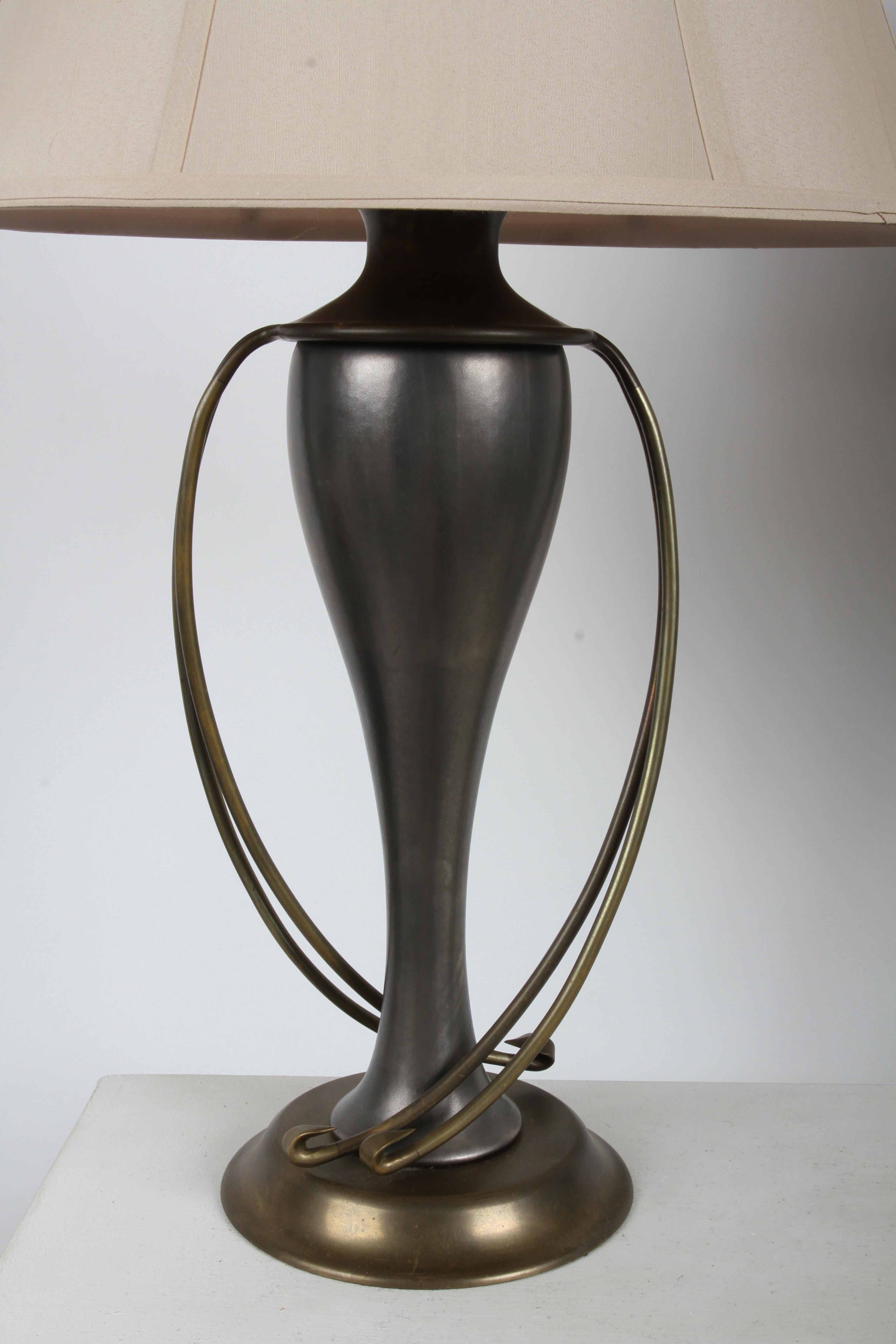 Ottone Coppia di lampade Chapman Lamp Co. Lampade da tavolo in stile Hollywood Regency in ottone e grigio in vendita