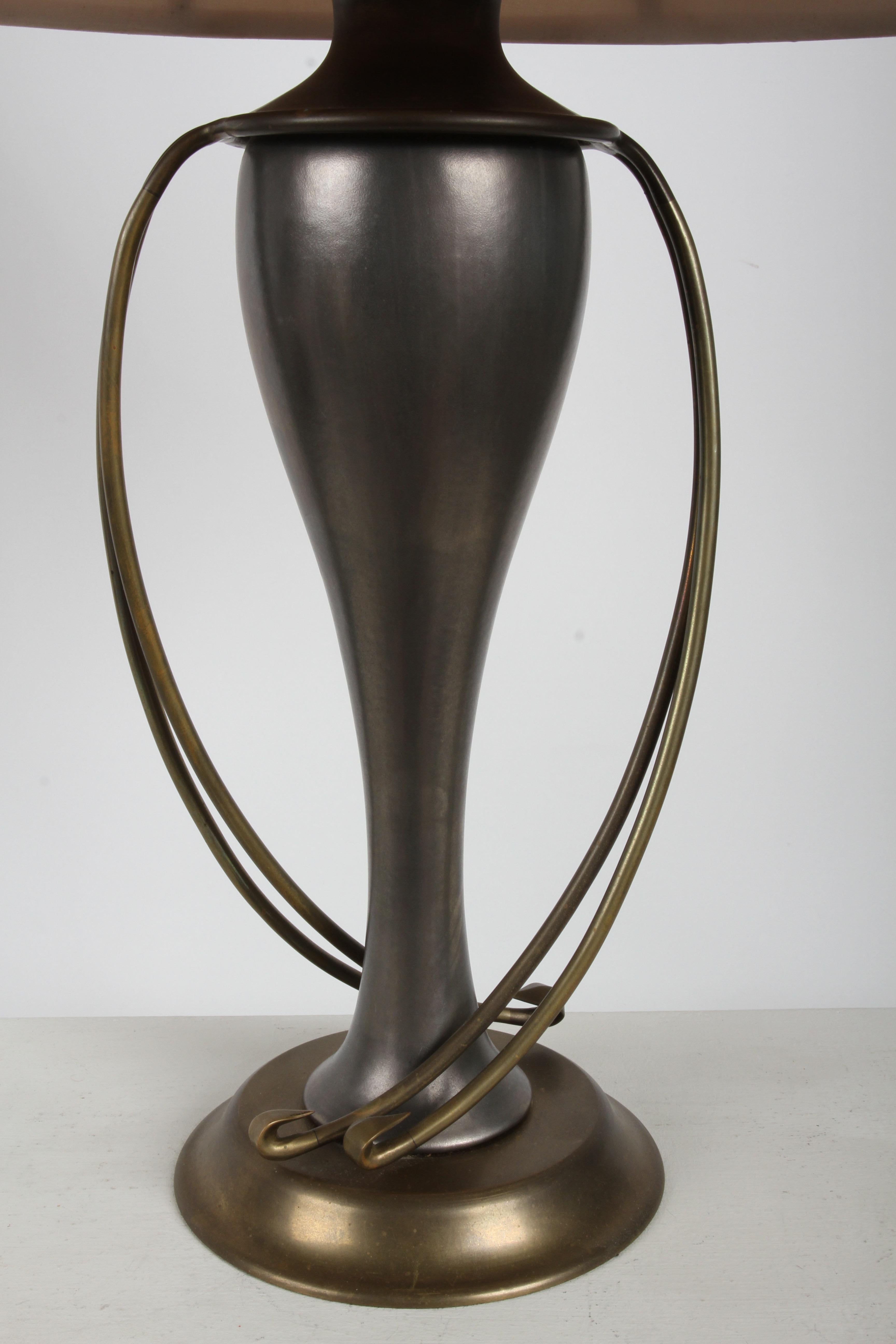 Coppia di lampade Chapman Lamp Co. Lampade da tavolo in stile Hollywood Regency in ottone e grigio in vendita 1