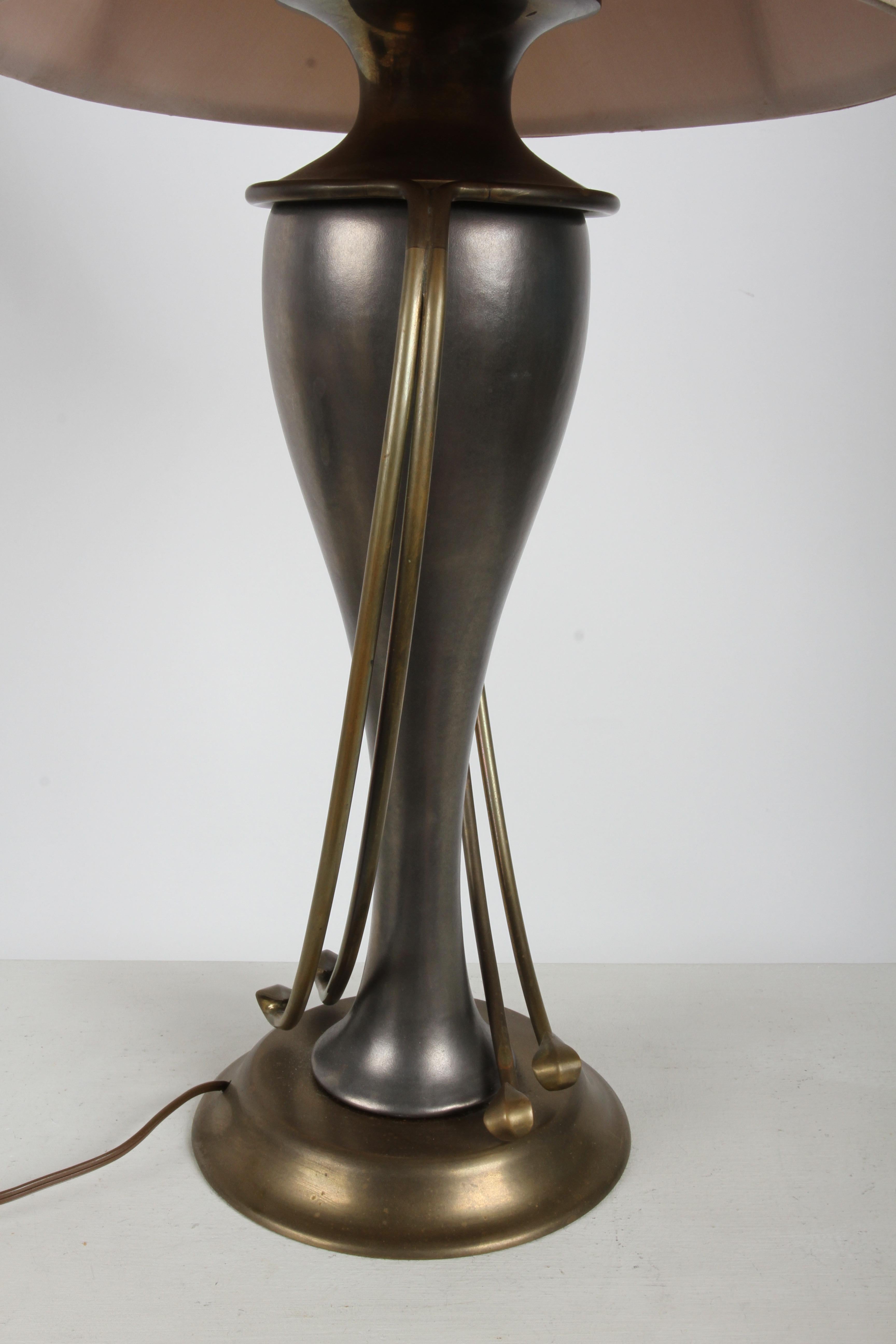 Coppia di lampade Chapman Lamp Co. Lampade da tavolo in stile Hollywood Regency in ottone e grigio in vendita 2