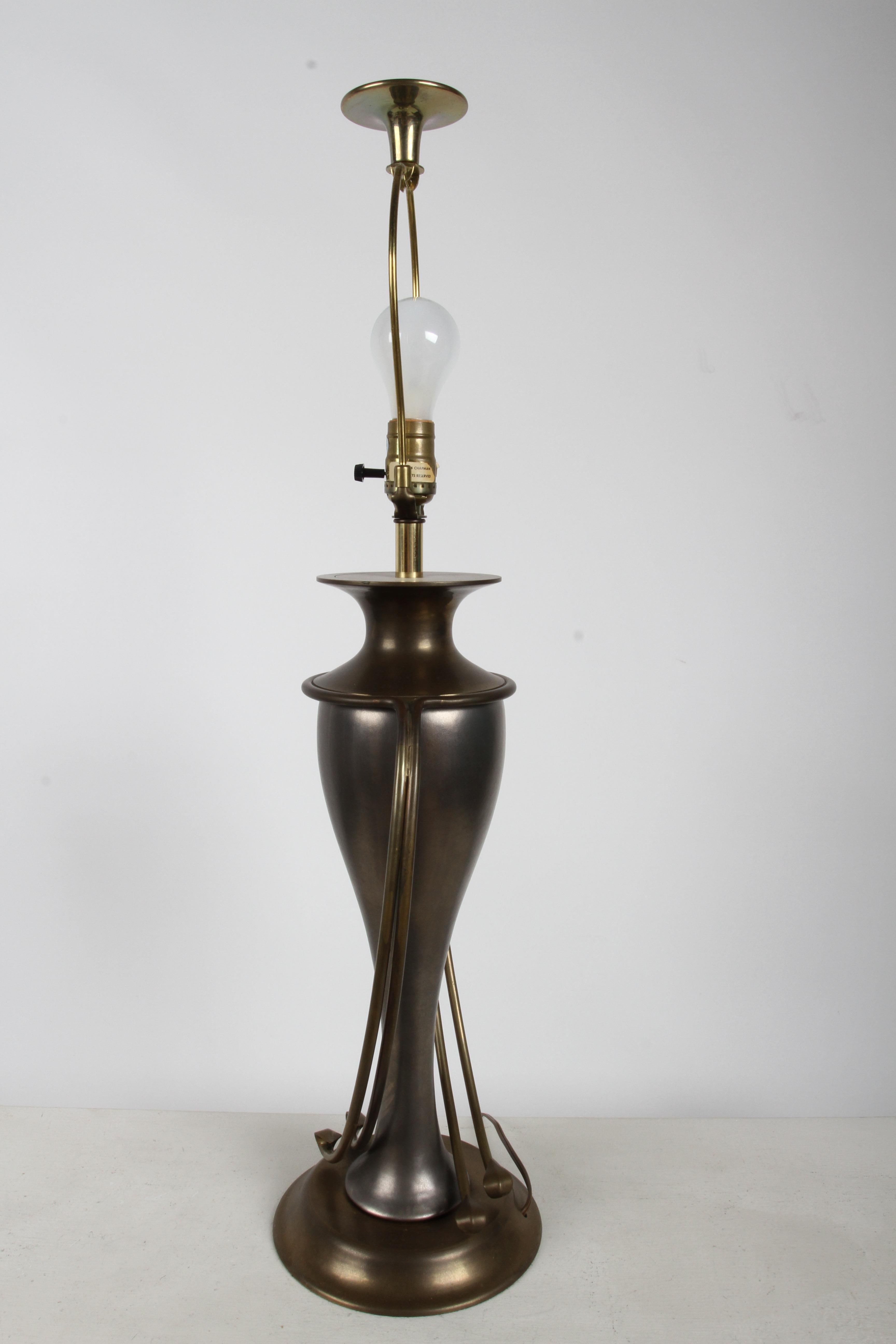 Coppia di lampade Chapman Lamp Co. Lampade da tavolo in stile Hollywood Regency in ottone e grigio in vendita 3