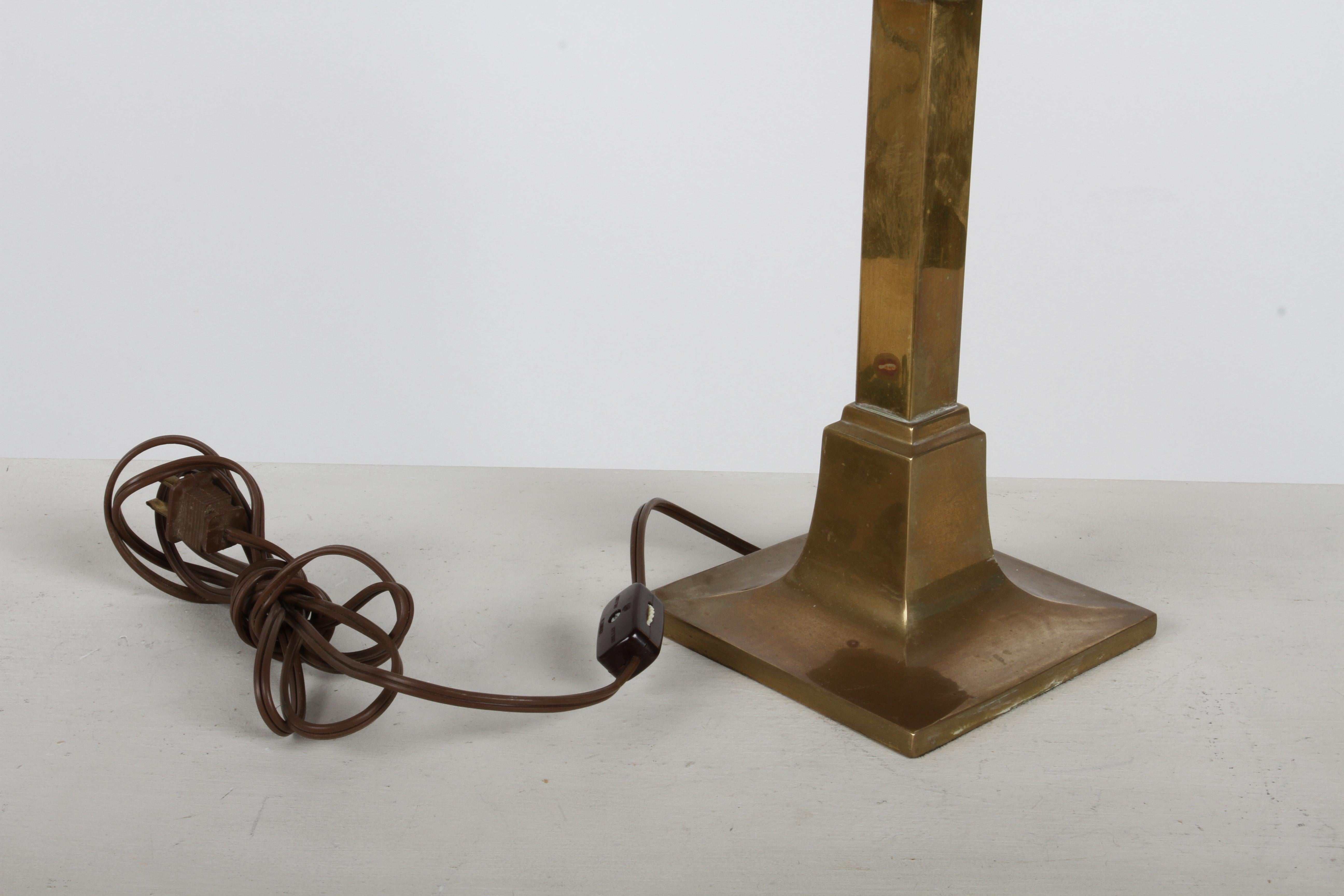 Paire de Chapman Lamp Co. des années 1980 Grandes lampes de table à chandelier en laiton - Abat-jours noirs en vente 3