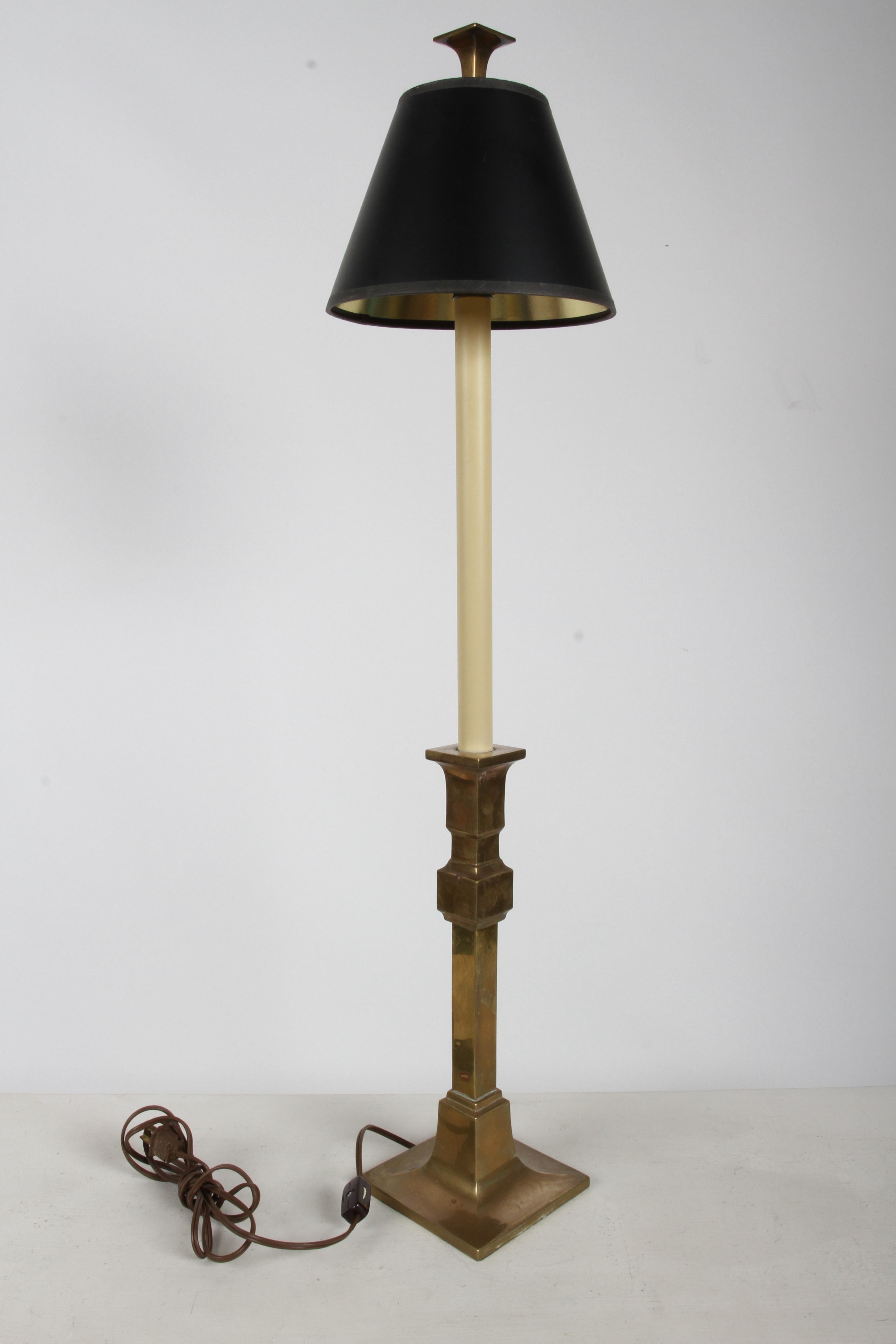 Paire de Chapman Lamp Co. des années 1980 Grandes lampes de table à chandelier en laiton - Abat-jours noirs en vente 4