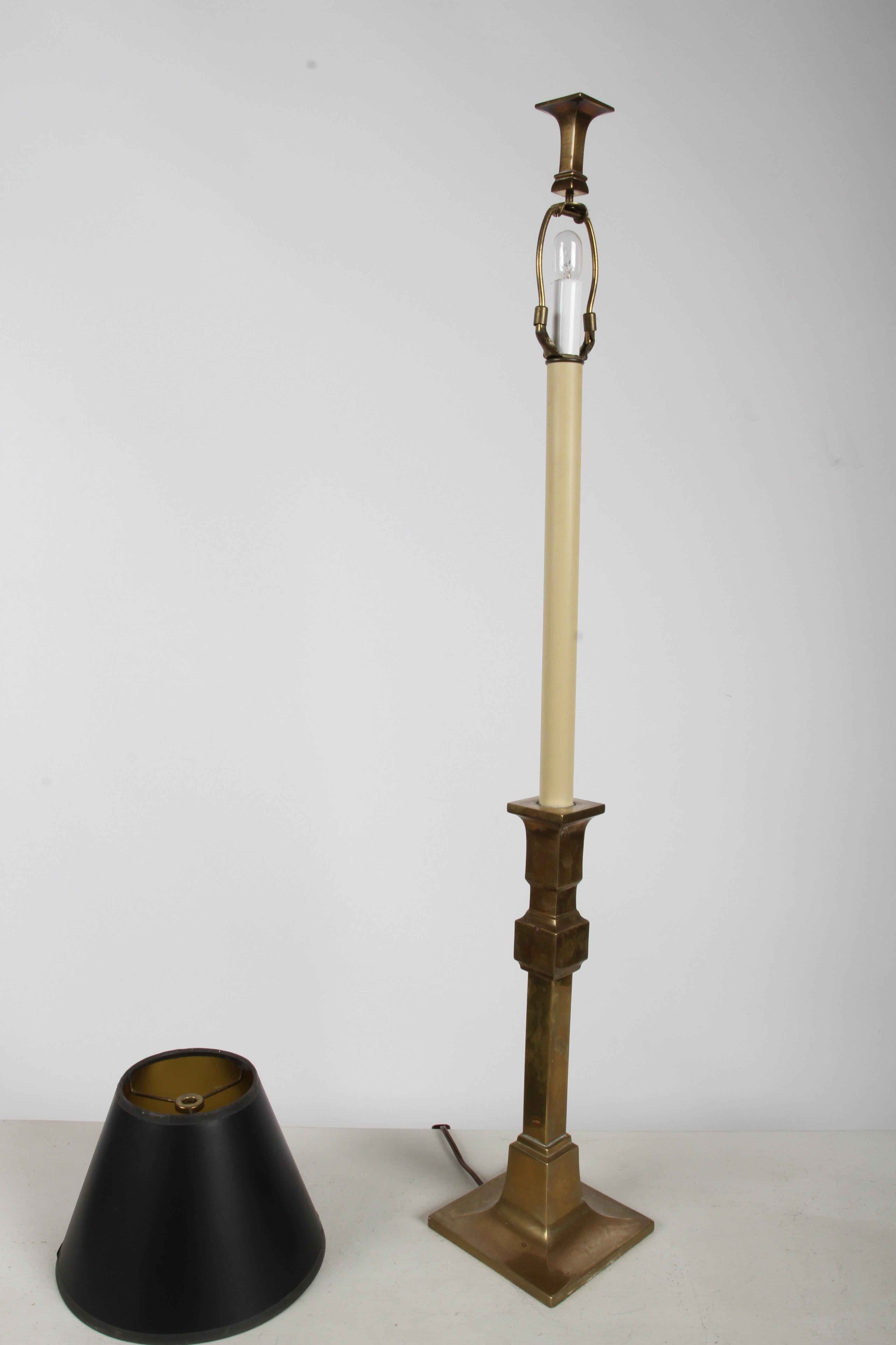 Paire de Chapman Lamp Co. des années 1980 Grandes lampes de table à chandelier en laiton - Abat-jours noirs en vente 6