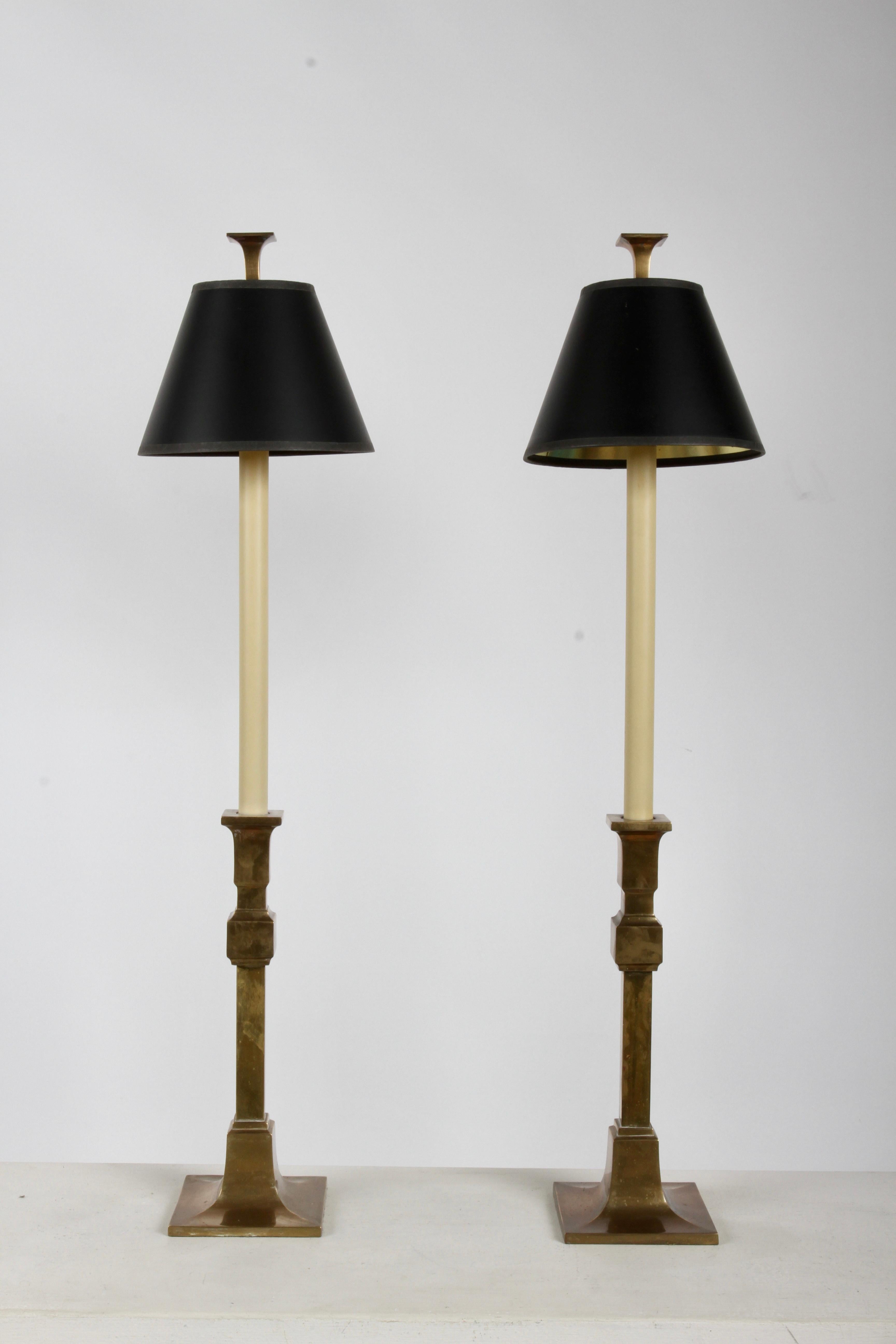By Vintage 1980 Chapman Regency style lampes de table chandelier en laiton avec des abat-jours et des épis de faîtage noirs. Le laiton non laqué ou le laiton vivant continuera à se patiner ou à se polir. En état de marche, interrupteurs marche/arrêt