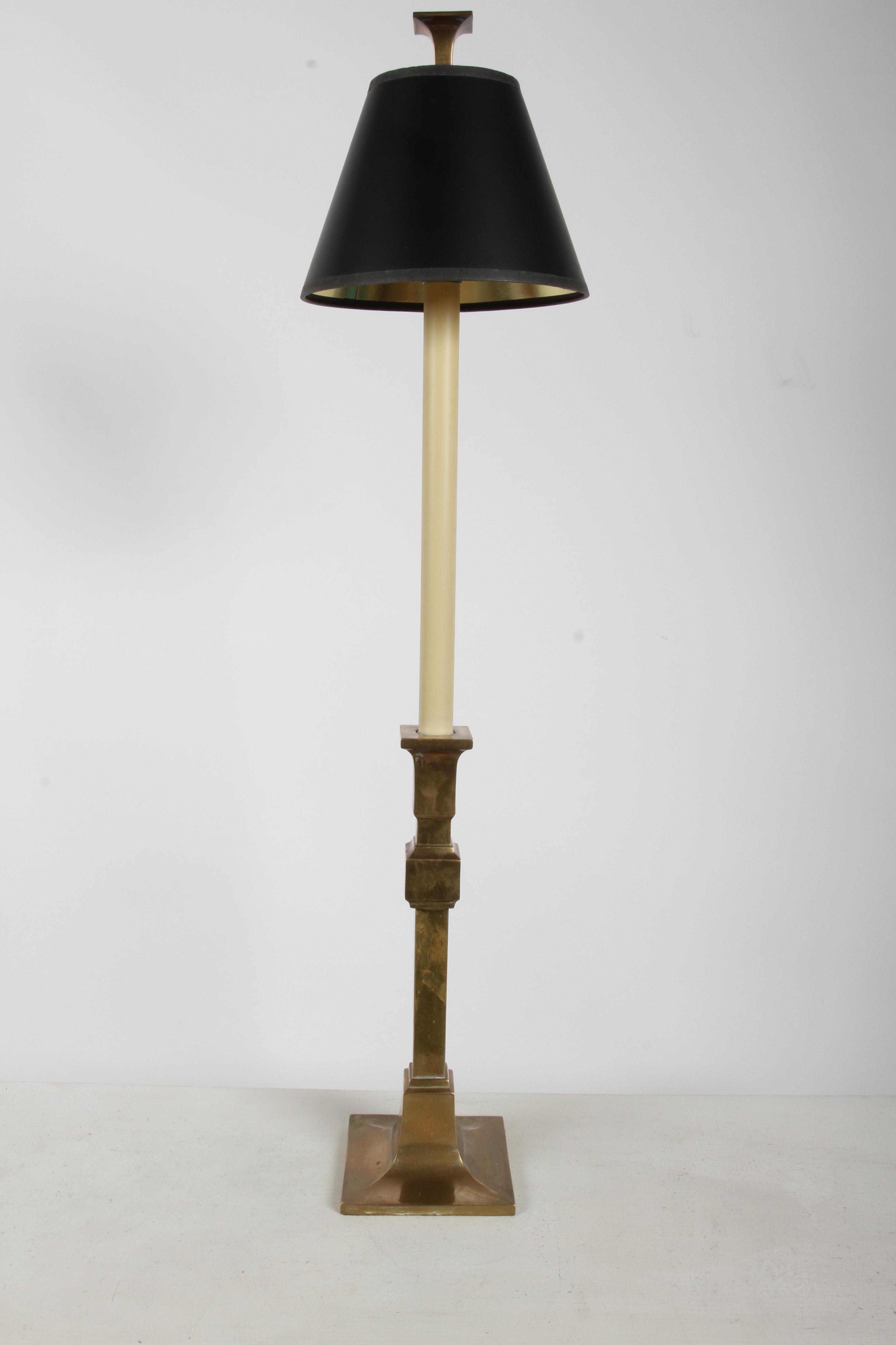 Hollywood Regency Paire de Chapman Lamp Co. des années 1980 Grandes lampes de table à chandelier en laiton - Abat-jours noirs en vente
